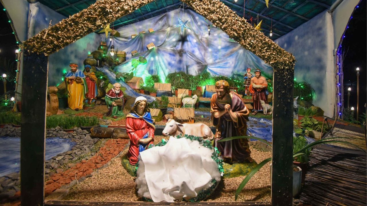 ഒന്നാം സമ്മാനം 20 കോടിയുമായാണ് ബമ്പര്‍ ലോട്ടറി വിപണിയിലെത്തിയത്. സമാശ്വാസ സമ്മാനം 1 ലക്ഷം രൂപ വീതം 9 പേര്‍ക്ക്, രണ്ടാം സമ്മാനം 1 കോടി രൂപ വീതം 20 പേര്‍ക്ക്, മൂന്നാം സമ്മാനം 10 ലക്ഷം രൂപ വീതം 20 പേര്‍ക്ക്, നാലാം സമ്മാനം മൂന്ന് ലക്ഷം രൂപ വീതം 20 പേര്‍ക്ക്, അഞ്ചാം സമ്മാനം രണ്ട് ലക്ഷം രൂപ വീതം 20 പേര്‍ക്ക്, ആറാം സമ്മാനം 5,000 രൂപ, ഏഴാം സമ്മാനം 1,000 രൂപ, എട്ടാം സമ്മാനം 500 രൂപ, ഒന്‍പതാം സമ്മാനം 400 രൂപ എന്നിങ്ങനെയാണ്.

