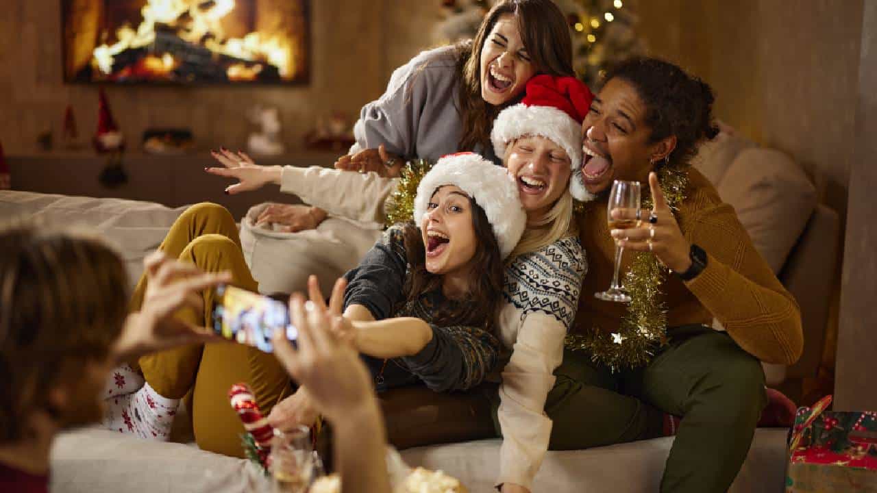 Christmas 2025 Wishes: ഭൂമിയില്‍ സന്മനസുള്ളവര്‍ക്ക് സമാധാനം; പ്രിയപ്പെട്ടവര്‍ക്ക് ക്രിസ്തുമസ് ആശംസകള്‍ നേരാം