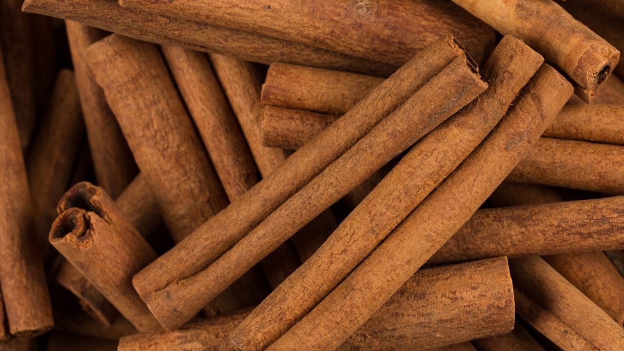 പട്ട കിലോയ്ക്ക് 1,500 രൂപ മുതലാണ് വില ആരംഭിക്കുന്നത്. അതിനാല്‍ തന്നെ 75,000 രൂപ മുതല്‍ 1,50,000 രൂപ വരെ നേട്ടം പ്രതീക്ഷിക്കാം. ഒരിക്കല്‍ വെട്ടുന്ന മരങ്ങള്‍ മൂന്ന്, നാല് വര്‍ഷത്തിനുള്ളില്‍ വീണ്ടും വിളവെടുപ്പിന് പാകമാകുന്നതാണ്. 
