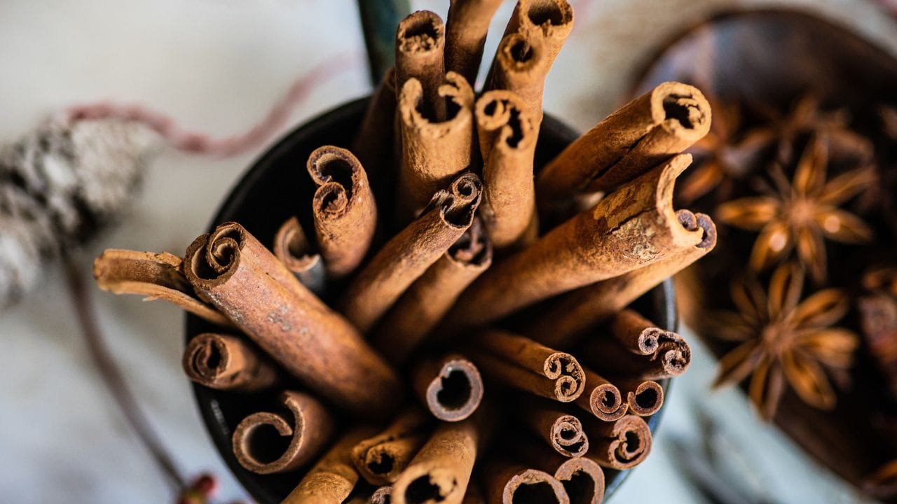 കറുവ വളരെ സുലഭമായി കേരളത്തില്‍ കാണപ്പെടുന്ന ഒരു മരമാണ്. പല വീടുകളിലും ഇത് ധാരാളം വളരുന്നുണ്ടെങ്കിലും, കറുവയെ വരുമാന മാര്‍ഗമായി ആരും പരിഗണിക്കുന്നില്ല. വീട്ടില്‍ വളരുന്ന ഈ മരത്തിന്റെ മാര്‍ക്കറ്റ് ഡിമാന്‍ഡിനെ കുറിച്ച് അറിയാത്തത് പലരെയും വലിയ ലാഭം നേടുന്നതില്‍ നിന്ന് പിന്നോട്ട് വലിക്കുന്നു. 
