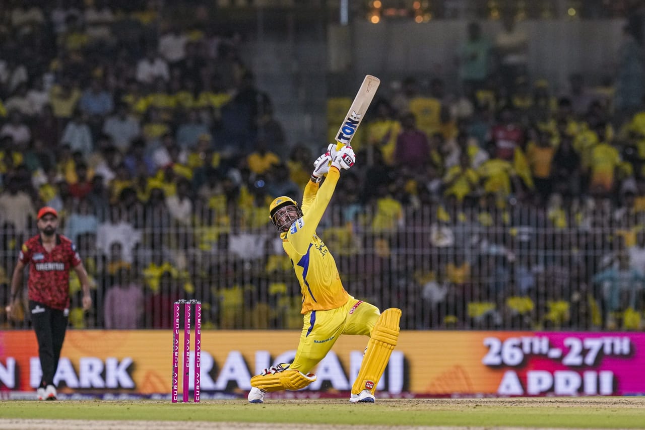 ഐപിഎല്‍ 2026 താരലേലത്തില്‍ അണ്‍സോള്‍ഡായ അഞ്ച് പ്രമുഖ ഇന്ത്യന്‍ താരങ്ങളെ നോക്കാം. ദീപക് ഹൂഡയാണ് ഇതില്‍ പ്രധാനി. സംശയാസ്പദമായ ബൗളിങ് ആക്ഷനുള്ള താരങ്ങളുടെ പട്ടികയില്‍ ഉള്‍പ്പെട്ടത് ഹൂഡയ്ക്ക് തിരിച്ചടിയായെന്ന് കരുതുന്നു (Image Credits: PTI)