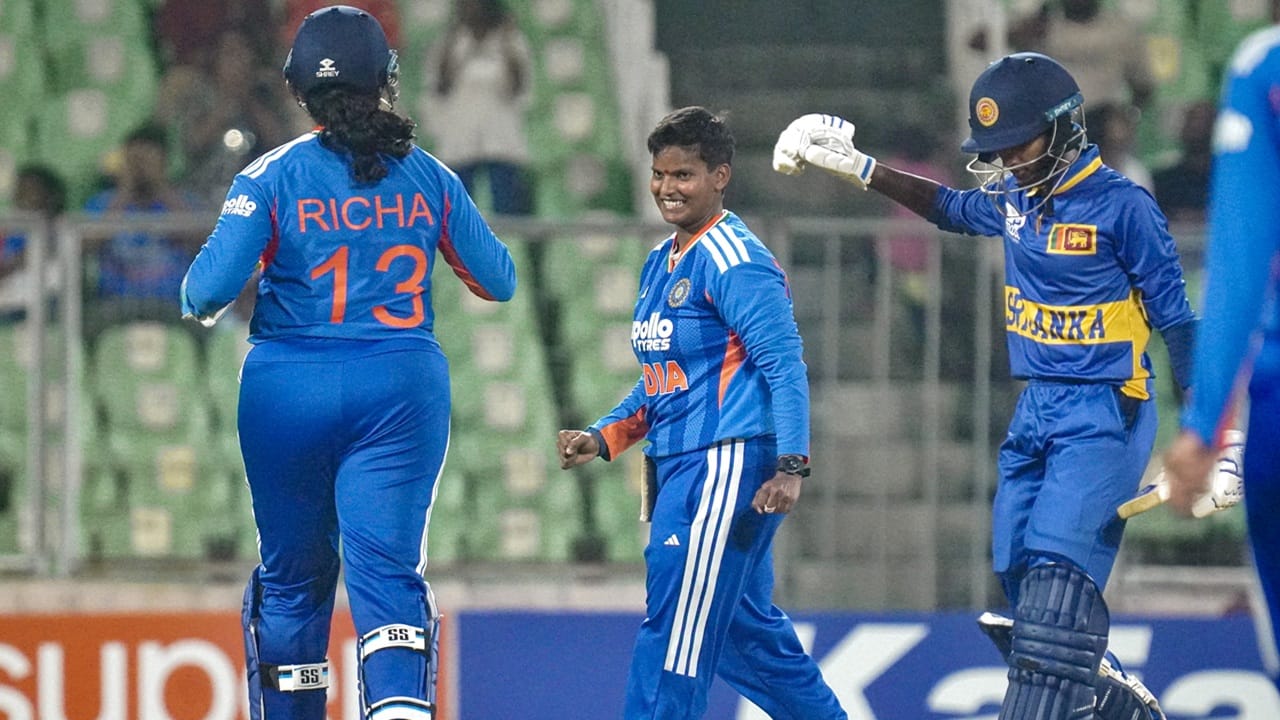 തിരുവനന്തപുരം കാര്യവട്ടം ഗ്രീന്ഫീല്ഡ് സ്റ്റേഡിയം ദീപ്തി ശര്മയ്ക്ക് ഇനി ഒരിക്കലും മറക്കാനാകില്ല. ശ്രീലങ്കയ്ക്കെതിരെ നടന്ന മൂന്നാം വനിതാ ടി20യില് ഇന്ത്യന് താരം ദീപ്തി ശര്മ വാരിക്കൂട്ടിയത് ഒന്നിലേറെ റെക്കോര്ഡുകളാണ്. ഇന്നലെ നടന്ന മത്സരത്തില് ദീപ്തി സ്വന്തമാക്കിയത് മൂന്ന് വിക്കറ്റുകള് (Image Credit: PTI)