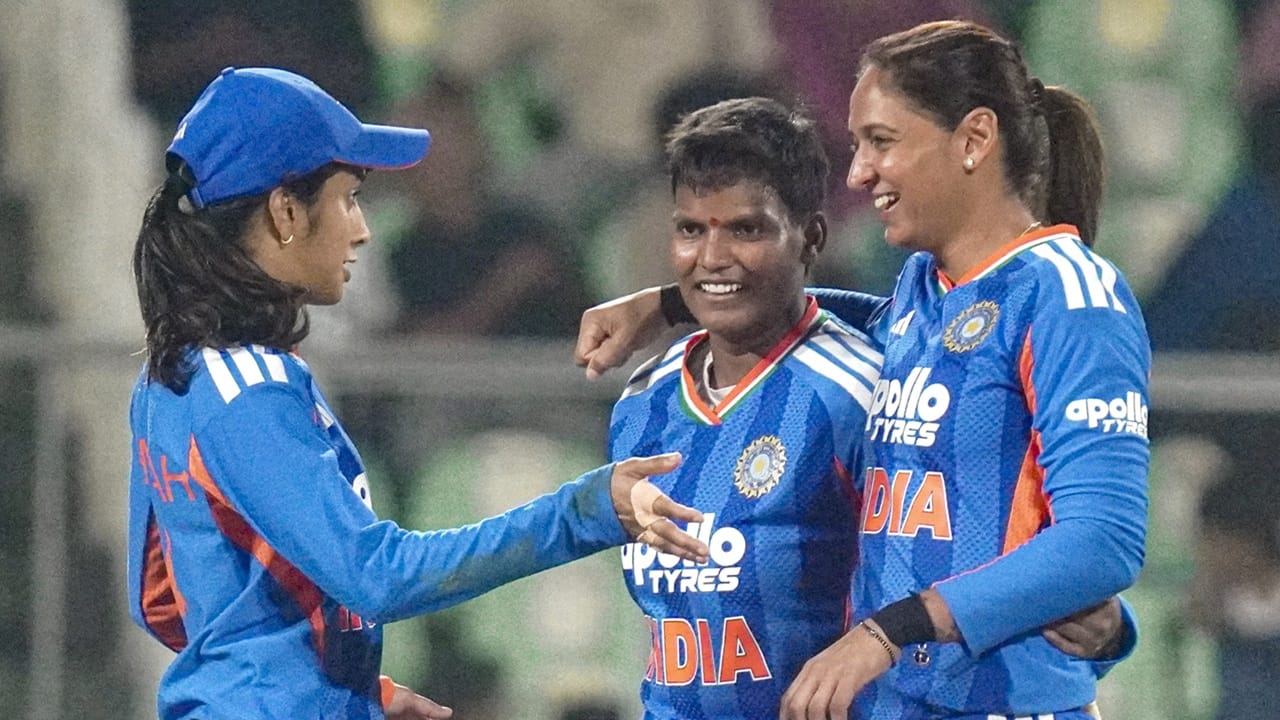 രാജ്യാന്തര ടി20യില് ആയിരം റണ്സും, 150 വിക്കറ്റുകളും സ്വന്തമാക്കുന്ന ആദ്യ താരമായി മാറിയതാണ് ഒരു നേട്ടം. വനിതാ ടി20യില് ഏറ്റവും കൂടുതല് വിക്കറ്റുകള് നേടുന്ന താരമെന്ന നേട്ടം ഓസീസ് താരം മേഗന് ഷ്യൂട്ടിനൊപ്പം ദീപ്തി പങ്കിട്ടു. ഇരുവരും 151 വിക്കറ്റുകള് വീതം നേടിയിട്ടുണ്ട് (Image Credit: PTI)