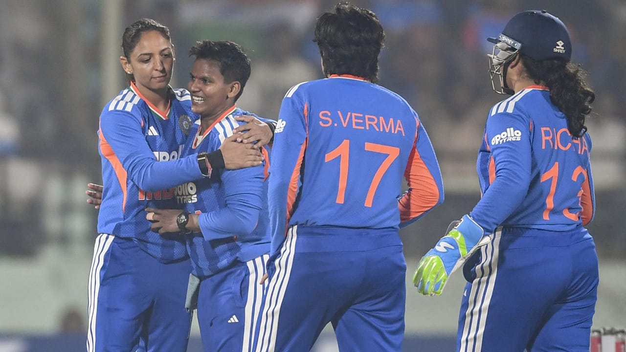 കാതറിൻ സ്കൈവർ ബ്രണ്ടിനെ പിന്തള്ളാന് ദീപ്തിക്ക് ഇനി മൂന്ന് വിക്കറ്റുകള് മാത്രം മതി. കാര്യവട്ടത്ത് തന്നെ അതിനുള്ള സാധ്യതകളുണ്ട്. പരമ്പരയിലെ നാലും അഞ്ചും മത്സരങ്ങള് കാര്യവട്ടത്താണ് നടക്കുന്നത് (Image Credit: PTI)