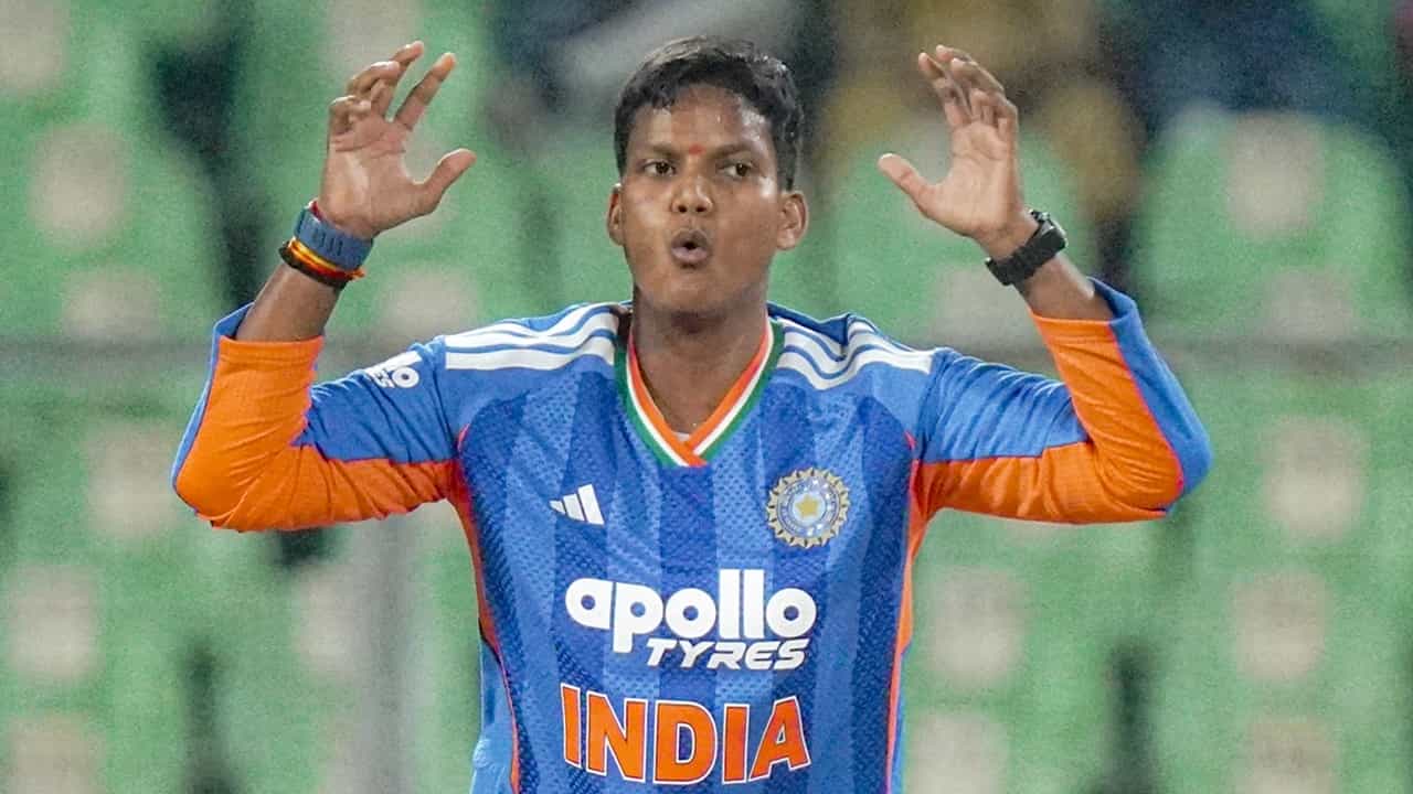 India W vs Sri Lanka W: പരമ്പര തൂത്തുവാരാന് ഇന്ത്യ; വനിതാ ടി20 പരമ്പരയിലെ അവസാന മത്സരം ഇന്ന് കാര്യവട്ടത്ത്; ഒരു വിക്കറ്റ് അകലെ ദീപ്തി ശര്മയെ കാത്തിരിക്കുന്നത് India W vs Sri Lanka W: പരമ്പര തൂത്തുവാരാന് ഇന്ത്യ; വനിതാ ടി20 പരമ്പരയിലെ അവസാന മത്സരം ഇന്ന് കാര്യവട്ടത്ത്; ഒരു വിക്കറ്റ് അകലെ ദീപ്തി ശര്മയെ കാത്തിരിക്കുന്നത്