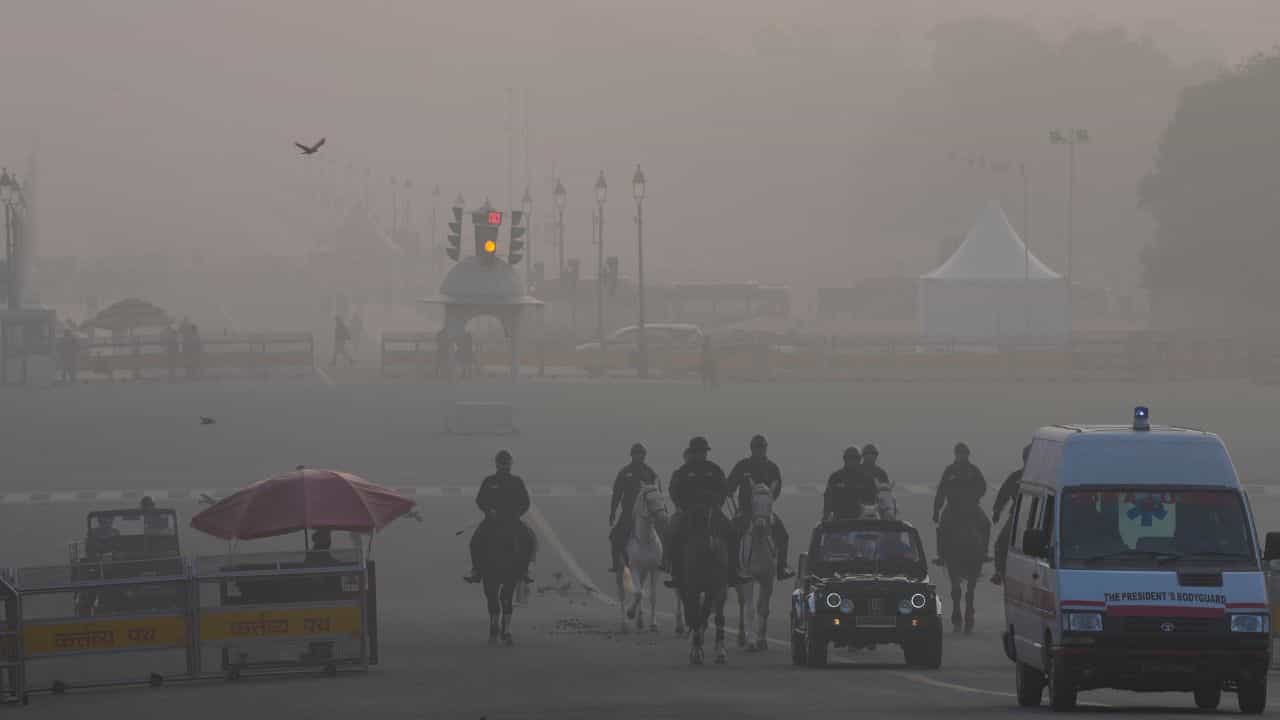 Delhi Air Pollution: ഡൽഹിയിൽ വായു മലിനീകരണം രൂക്ഷം; നിർമാണത്തൊഴിലാളികൾക്ക് ധനസഹായം, ഓഫീസുകളിൽ ജീവനക്കാർക്ക് വർക്ക് ഫ്രം ഹോം Delhi Air Pollution: ഡൽഹിയിൽ വായു മലിനീകരണം രൂക്ഷം; നിർമാണത്തൊഴിലാളികൾക്ക് ധനസഹായം, ഓഫീസുകളിൽ ജീവനക്കാർക്ക് വർക്ക് ഫ്രം ഹോം