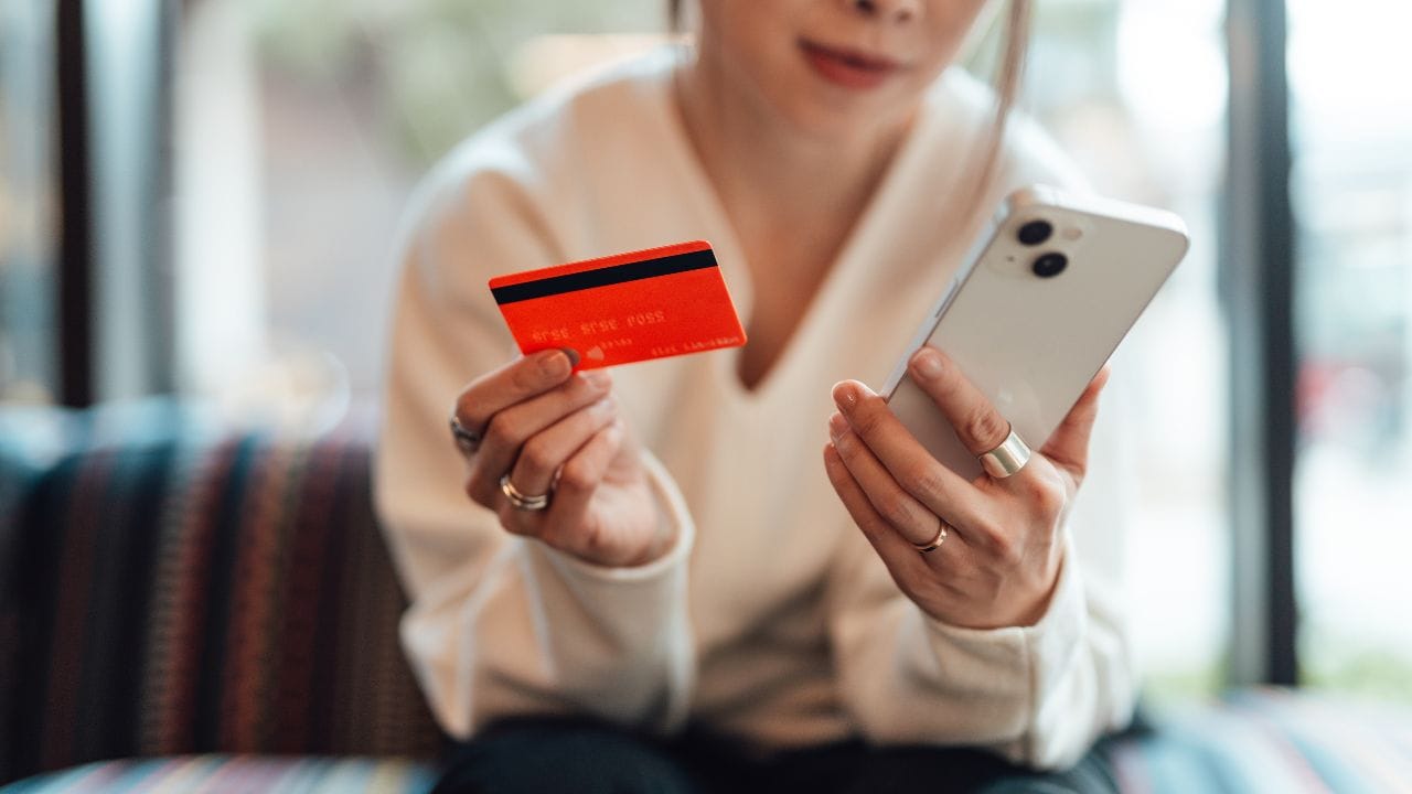 എല്ലാ അക്കൗണ്ട് ഇടപാടുകള്‍ക്കും എസ്എംഎസ് അല്ലെങ്കില്‍ ഇമെയില്‍ അലര്‍ട്ടുകള്‍ ഉണ്ടായിരിക്കും. ഡിജിറ്റല്‍ ബാങ്കിങ് സേവനങ്ങള്‍ തുടങ്ങുന്നതിന് മുമ്പ് ബാങ്കുകള്‍ ആര്‍ബിഐയുടെ അനുമതി തേടിയിരിക്കണം. ഡിജിറ്റല്‍ സേവനങ്ങള്‍ക്ക് ഉപഭോക്താക്കളില്‍ നിന്ന് വ്യക്തവും രേഖാമൂലമുള്ളതുമായ അനുമതി വാങ്ങിയിരിക്കണമെന്നും പുതിയ നിര്‍ദേശത്തില്‍ പറയുന്നു.