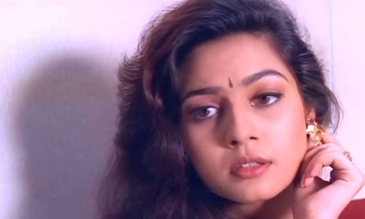 നായികയ്ക്ക് നായകൻ വെജിറ്റബിൾ ബിരിയാണി ഉണ്ടാക്കി കൊടുക്കുന്ന സീനിന് ഇന്നും ആരാധകർ ഏറെയാണ്. എന്നാൽ ഇന്നും ജനപ്രിയമായി തുടരുന്ന ഈ സിനിമയിലെ നായികയെ പിന്നീട് അധികകാലം ആരും സിനിമയിൽ കണ്ടിട്ടില്ല. (PHOTO: Youtube/Facebook)