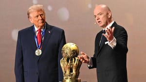 Donald Trump: കിട്ടിയത് ലാഭം! ട്രംപിന് സമാധാന സമ്മാനം നല്‍കി ഫിഫ