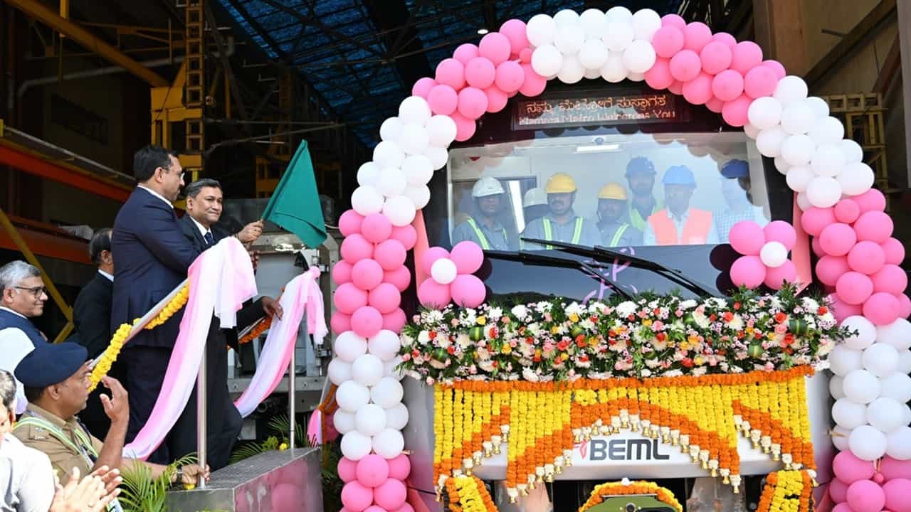 Bengaluru Namma Metro: ബെംഗളൂരുവില് കുതിച്ചുപായാന് ഡ്രൈവറില്ലാ ട്രെയിനുകള്; നമ്മ മെട്രോ വേറെ ലെവല്; പ്രവര്ത്തനം ഇങ്ങനെ Bengaluru Namma Metro: ബെംഗളൂരുവില് കുതിച്ചുപായാന് ഡ്രൈവറില്ലാ ട്രെയിനുകള്; നമ്മ മെട്രോ വേറെ ലെവല്; പ്രവര്ത്തനം ഇങ്ങനെ