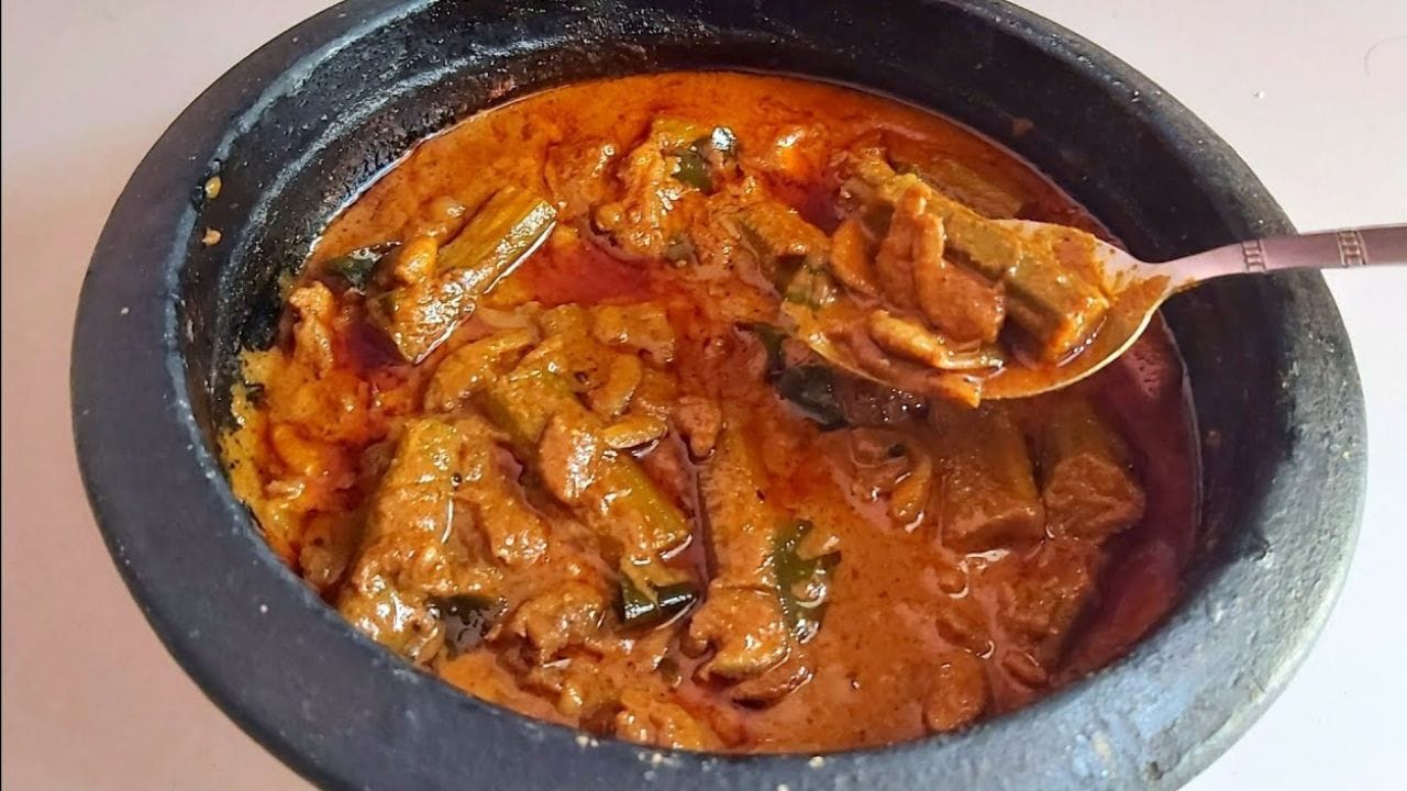 ചെമ്മീൻ വിഭവങ്ങൾ ഇഷ്ടപ്പെടാത്തവരായി ആരുമില്ലെന്ന് തന്നെ പറയാം. കടൽ വിഭവങ്ങളിൽ ഏറ്റവും ജനപ്രീതി നേടിയ ഒന്നാണ് ചെമ്മീൻ. എന്നാൽ അത്ര ഫേമസ് അല്ലാത്ത എന്നാൽ ഏതൊരു ചെമ്മീൻ പ്രേമികൾക്കും ഏറെ ഇഷ്ടപ്പെടുന്ന ഒരു ‌സെപ്ഷ്യൽ വിഭവമാണ് ഇന്നിവിടെ തയ്യാറാക്കാൻ പോകുന്നത്. നല്ല നാടൻ ഉണക്ക ചെമ്മീനും മുരിങ്ങയ്ക്കയും ഇട്ടൊരു കറി തയ്യാറാക്കുന്നത് എങ്ങനെയെന്ന് നോക്കാം. (Image Credits: Social Media)
