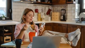 ഫോൺ നോക്കിയിരുന്നാണോ ഭക്ഷണം കഴിക്കുന്നത്; അപകടം...