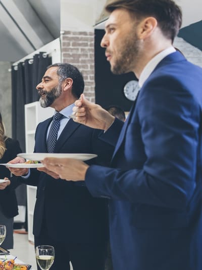 ഭക്ഷണം നിന്നുകൊണ്ട് കഴിക്കുന്നത് കുഴപ്പമാണോ?