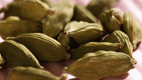 രാത്രി കിടക്കുന്നതിന് മുമ്പ് ഏലയ്ക്ക ചവച്ചരച്ച് കഴിക്കാറുണ്ടോ?