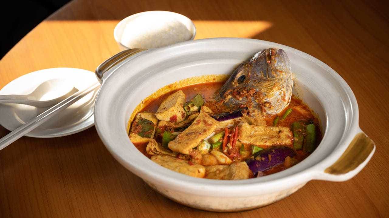 തലശ്ശേരി സ്റ്റൈൽ ഭക്ഷണ വിഭവങ്ങളോട് എല്ലാവർക്കും പ്രിയം കൂടുതലാണ്. എരിവും പുളിയും ഉപ്പും സമാസമം ചേരുന്ന തലശ്ശേരി സ്റ്റൈൽ കറികൾ ആരെയും കൊതിപ്പിക്കും. ഇന്ന് അങ്ങനെ ഒരു വിഭവം പരീക്ഷിച്ച് നോക്കിയാലോ? തലശ്ശേരി സ്റ്റൈലിൽ മീൻ തല മുളകിട്ടത് എങ്ങനെ ഉണ്ടാക്കാമെന്ന് നോക്കാം. (Photos Credit Getty Images)
