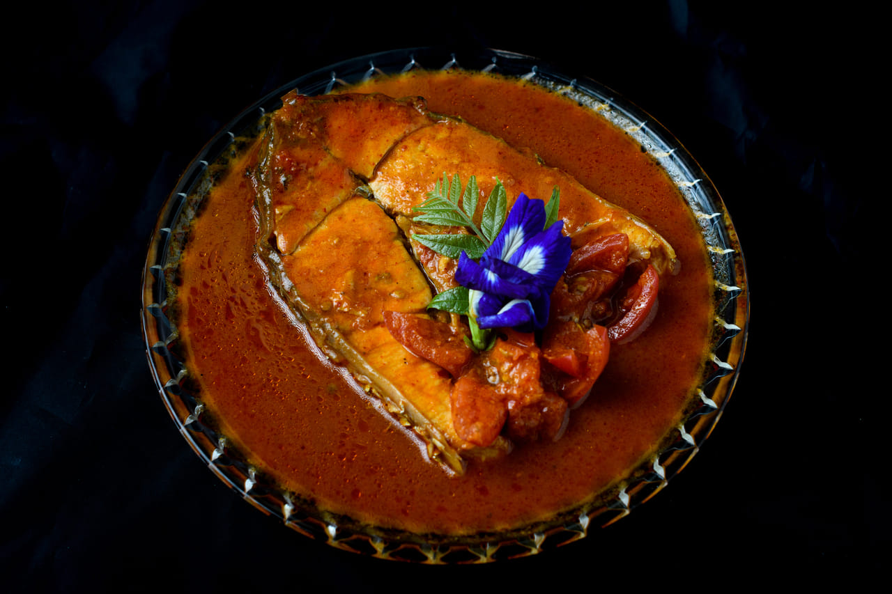 ഇഞ്ചിയും വെളുത്തുള്ളിയും ചേർത്ത് നന്നായി വഴറ്റി എടുക്കുക. ഇതിലേക്ക് പൊടികൾ ചേർത്ത് നന്നായി റോസ്റ്റ് ചെയ്യുക. തക്കാളി ചേർത്ത് വഴറ്റുക. തക്കാളി നന്നായി ഉടഞ്ഞതിന് ശേഷം പുളി പിഴിഞ്ഞത് ചേർക്കുക. ഇതിലേക്ക് കറിവേപ്പില ചേർത്ത്  നന്നായി തിളപ്പിക്കുക.