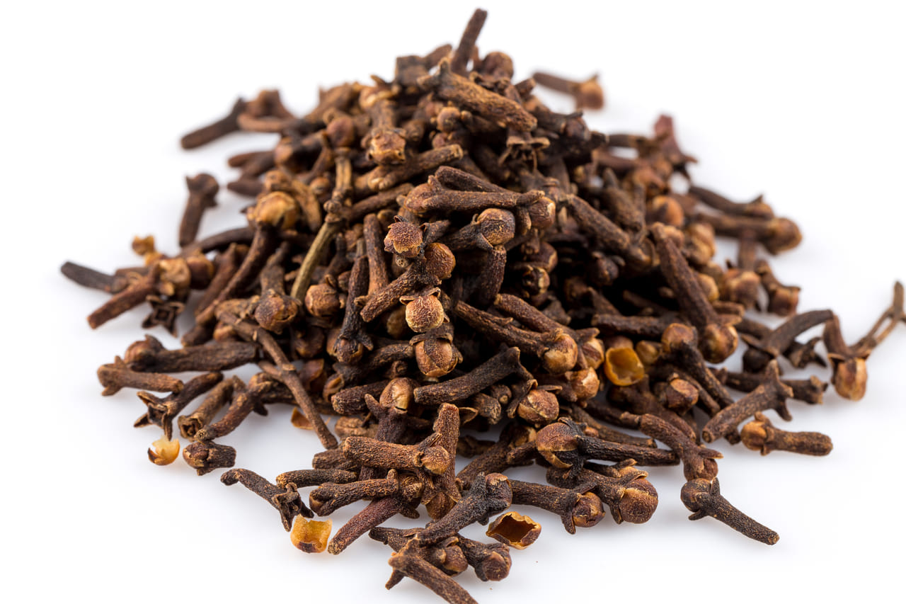 ആന്റിഓക്‌സിഡന്റും ആന്റി-ഇൻഫ്ലമേറ്ററി ഗുണങ്ങളുമുള്ള ഒരു സുഗന്ധവ്യഞ്ജനമാണ് ഗ്രാമ്പൂ. കറികളിലും മറ്റും ഇവ ചേർക്കുമെങ്കിലും ഇതിൻ്റെ ആരോ​ഗ്യ ​ഗുണങ്ങളെപ്പറ്റി അറിയാവുന്നവർ ചുരക്കമാണ്. ശരീരത്തിന് ആവശ്യമായ രോ​ഗപ്രതിരോധി ശേഷി നൽകി രോഗങ്ങളെയും അണുബാധകളെയും അകറ്റി നിർത്താൻ ഇവ നല്ലതാണ്. ദിവസവും ഒരു ഗ്രാമ്പൂ വീതം ചവച്ചരച്ച് കഴിക്കുന്നതിൻ്റെ ​ഗുണങ്ങളറിയാം. (Image Credits: Getty Images)