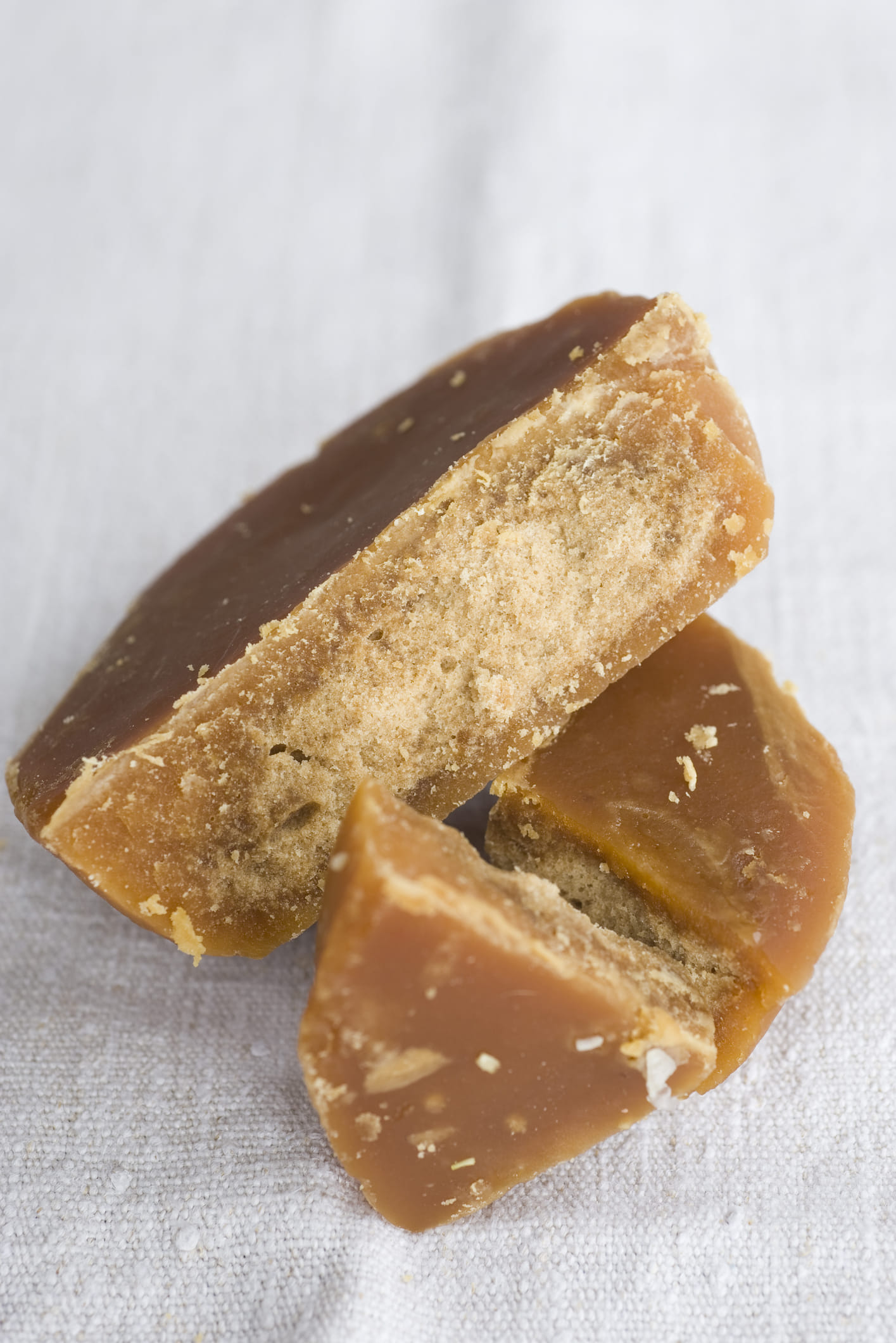 അരി : ശർക്കര പാത്രത്തിൽ ഒരു ചെറിയ തുണിയിൽ അരി പൊതിഞ്ഞ് വയ്ക്കുന്നത് വളരെ നല്ലതാണ്. ഇത് ഈർപ്പം നിയന്ത്രിക്കാൻ സഹായിക്കുന്നു. അരി അധിക ഈർപ്പം ആഗിരണം ചെയ്ത് ആവശ്യമായ ഈർപ്പം മാത്രം പുറത്തുവിടുന്നു. ഇത് പാത്രത്തിനുള്ളിൽ സ്ഥിരതയുള്ള അന്തരീക്ഷം സൃഷ്ടിക്കുന്നു. ശർക്കരയുടെ കട്ടി കുറയ്ക്കാനും ഒട്ടിപ്പിടിക്കുന്നത് തടയുകയും ചെയ്യും. ഇടയ്ക്ക് അരിയുടെ കിഴി മാറ്റുന്നത് നല്ലതാണ്. (Image Credits: Getty Images)
