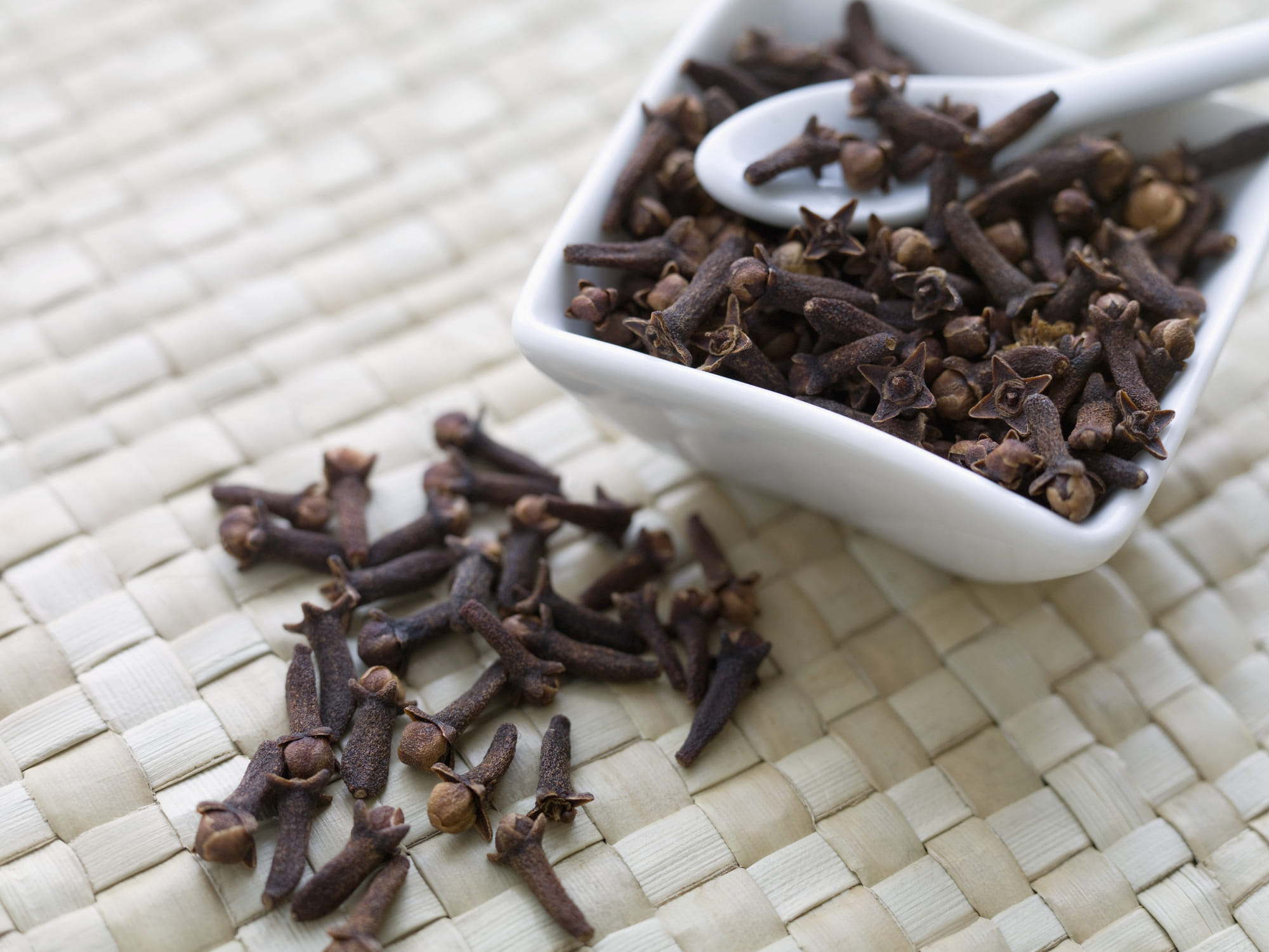 ദഹനം വർദ്ധിപ്പിക്കുന്നു: ഗ്രാമ്പൂ കഴിക്കുന്നതിലൂടെ ദഹനത്തിന് സഹായിക്കുന്ന എൻസൈമുകളുടെ സ്രവത്തെ ഉത്തേജിപ്പിക്കുന്നു. ഇത് വയറു വീർക്കൽ, ഗ്യാസ്, അസിഡിറ്റി എന്നിവ ഒഴിവാക്കി ആശ്വാസം നൽകുന്നു. ഭക്ഷണത്തിനുശേഷം ഒന്നോ രണ്ടോ ഗ്രാമ്പൂ ചവച്ച് കഴിക്കുന്നത് മികച്ച ദഹനത്തിനും  കുടലിന്റെ മികച്ച ആരോഗ്യത്തിനും വളരെ നല്ലതാണ്.(Image Credits: Getty Images)
