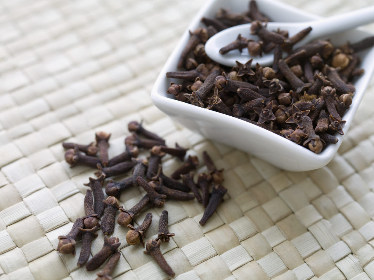 ദഹനം വർദ്ധിപ്പിക്കുന്നു: ഗ്രാമ്പൂ കഴിക്കുന്നതിലൂടെ ദഹനത്തിന് സഹായിക്കുന്ന എൻസൈമുകളുടെ സ്രവത്തെ ഉത്തേജിപ്പിക്കുന്നു. ഇത് വയറു വീർക്കൽ, ഗ്യാസ്, അസിഡിറ്റി എന്നിവ ഒഴിവാക്കി ആശ്വാസം നൽകുന്നു. ഭക്ഷണത്തിനുശേഷം ഒന്നോ രണ്ടോ ഗ്രാമ്പൂ ചവച്ച് കഴിക്കുന്നത് മികച്ച ദഹനത്തിനും  കുടലിന്റെ മികച്ച ആരോഗ്യത്തിനും വളരെ നല്ലതാണ്.(Image Credits: Getty Images)