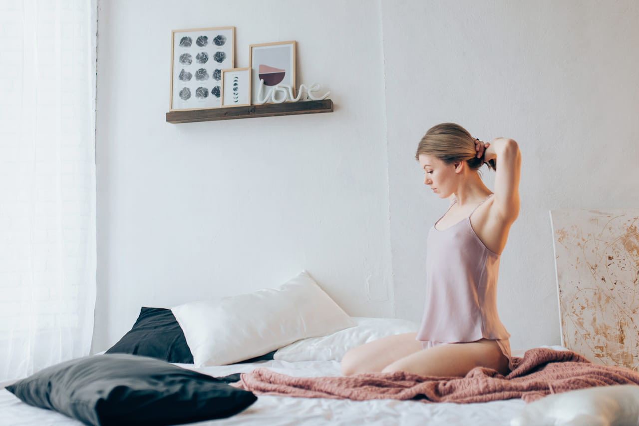 സൂര്യപ്രകാശം ഒഴിവാക്കുക: രാവിലെ സൂര്യപ്രകാശം ഒഴിവാക്കുന്നതും വ്യായാമം ഒഴിവാക്കുന്നതും നിങ്ങളുടെ ശരീരത്തെ കുഴപ്പത്തിലാക്കുന്നു. ഇത് ഹോർമോണുകളെ തടസ്സപ്പെടുത്തുകയും അസ്ഥികളെ ദുർബലപ്പെടുത്തുകയും മാനസികാവസ്ഥയെയും പ്രതിരോധശേഷിയെയും ബാധിക്കുകയും ചെയ്യുന്നു. ഇവ നിങ്ങളുടെ ചർമ്മത്തിൽ പ്രായമാക്കുന്നതിൻ്റെ ലക്ഷണങ്ങൾ കാണിക്കുന്നു.