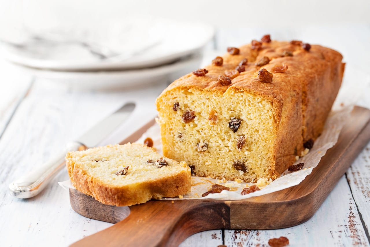 ഉണങ്ങിയ പഴങ്ങൾ, സുഗന്ധവ്യഞ്ജനങ്ങൾ, നട്സുകൾ എന്നിവയാൽ നിറഞ്ഞ പ്ലം കേക്ക് സൂക്ഷിച്ചുവച്ചാൽ സുരക്ഷിതമായി കഴിക്കാവുന്നതാണ്. അത്തരത്തിൽ എത്രനാൾ പ്ലം കേക്ക് സൂക്ഷിക്കാമെന്നും എങ്ങനെ സുരക്ഷിതമായി സൂക്ഷിക്കാമെന്നും നമുക്ക് നോക്കാം. എല്ലാ പ്ലം കേക്കുകളും ഒരേ രീതിയിലല്ല സൂക്ഷിക്കേണ്ടത് എന്നതാണ് ശ്രദ്ധിക്കേണ്ടത്. (Image Credits: Getty Images)