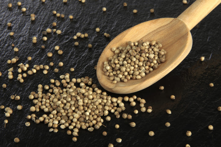 മല്ലിയിൽ കാണപ്പെടുന്ന ലിനലൂൾ എന്ന സംയുക്തത്തിന് കാർമിനേറ്റീവ് ഗുണങ്ങൾ ഉണ്ട്. മല്ലി കഴിക്കുമ്പോൾ, ഇവ ദഹനനാളത്തിലെത്തി പേശികളെ റിലാക്സ് ചെയ്യാൻ സഹായിക്കുകയും വയറ്റിലും കുടലിലും ശല്ല്യമാകുന്ന ഗ്യാസ് എളുപ്പത്തിൽ നീക്കാനും സഹായിക്കുന്നു.