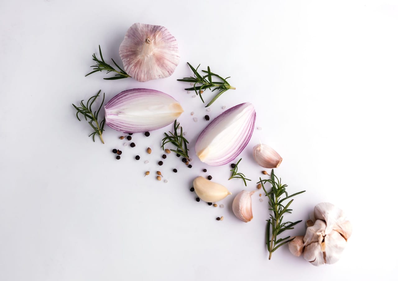 തലയോട്ടി ആരോഗ്യകരമാണെങ്കിൽ മുടി കൊഴിച്ചിൽ താനെ നിൽക്കും. വെളുത്തുള്ളി തലയോട്ടിയിലെ അണുബാധകളെയും താരനെയും ചെറുത്ത് നിർത്തുന്നു. കൂടാതെ മുടി വളർച്ചയെ പിന്തുണയ്ക്കുന്ന ആന്റിമൈക്രോബയൽ ഗുണങ്ങളാലും സമ്പന്നമാണ്. എന്നാൽ ഇവയ്ക്ക് രണ്ടിനും ഏതാണ്ട് ഒരേ ഫലമാണ് നൽകാൻ കഴിയുന്നത്. പക്ഷേ മുടി വളർച്ചയ്ക്ക് വളരെ പ്രധാനപ്പെട്ട സെലിനിയം, സിങ്ക് എന്നിവയ്ക്കൊപ്പം ഉയർന്ന ആന്റിമൈക്രോബയൽ ഗുണങ്ങളും ഉള്ളതിനാൽ വെളുത്തുള്ളി അൽപ്പം മുന്നിട്ട് നിൽക്കുന്നു. (Image Credits: Getty Images)