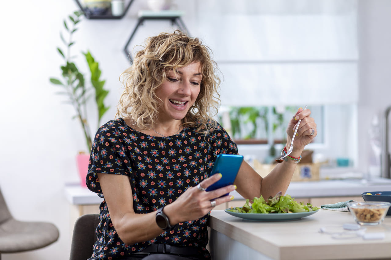 ഭക്ഷണം കഴിക്കുമ്പോൾ ഫോണോ ടിവിയോ നിർബന്ധമുള്ളവരാണ് പലരും. പ്രത്യേകിച്ച് കുട്ടികളിലാണ് ഈ ശീലം കൂടുതലായി കണ്ടുവരുന്നത്. ഭക്ഷണത്തിലേക്ക് പോലും നോക്കാതെ ഫോണുകളിൽ കണ്ണുകൾ കൂർപ്പിച്ചിരുന്നാണ് പലരും ഇന്ന് ആഹാരം കഴിക്കുന്നത്. എന്നാൽ ഇതിൻ്റെ ആരോ​ഗ്യ പ്രശ്നങ്ങളെക്കുറിച്ച് ഇതുവരെ ചിന്തിച്ചിട്ടുണ്ടോ? (Image Credits: Getty Images)
