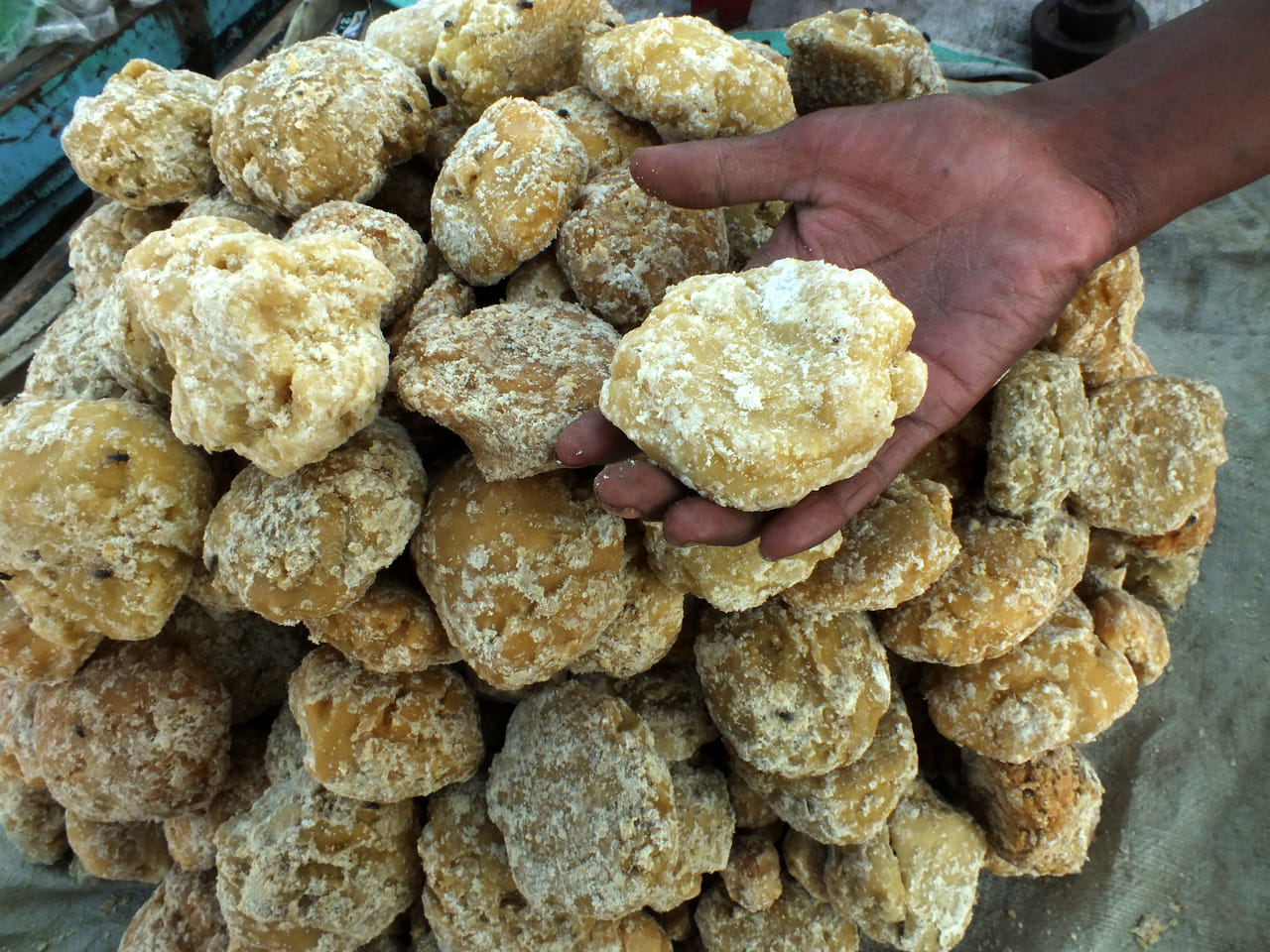 വായു കടക്കാത്ത പാത്രങ്ങൾ: ശർക്കര വായു കടക്കാത്ത പാത്രങ്ങളിൽ സൂക്ഷിക്കുന്നതാണ് ഏറ്റവും നല്ലത്. ഇങ്ങനെ സൂക്ഷിച്ചാൽ വായുവുമായിട്ടുള്ള സമ്പർക്കം ഇല്ലാതാവുകയും അതിലൂടെ കട്ടിയാകാനുള്ള പ്രവണത ഇല്ലാതാകുകയും ചെയ്യുന്നു. ഗ്ലാസ് ജാറുകൾ, സ്റ്റീൽ ടിന്നുകൾ, അല്ലെങ്കിൽ ഇറുകിയ മൂടിയുള്ള പ്ലാസ്റ്റിക് പാത്രങ്ങൾ എന്നിവ ഉപയോഗിക്കാം. ഈർപ്പം അടിഞ്ഞുകൂടുന്നത് ഒഴിവാക്കണം. അതിനായി പാത്രം നന്നായി ഉണക്കിയ ശേഷം മാത്രം ശർക്കര സൂക്ഷിക്കുക. (Image Credits: Getty Images)