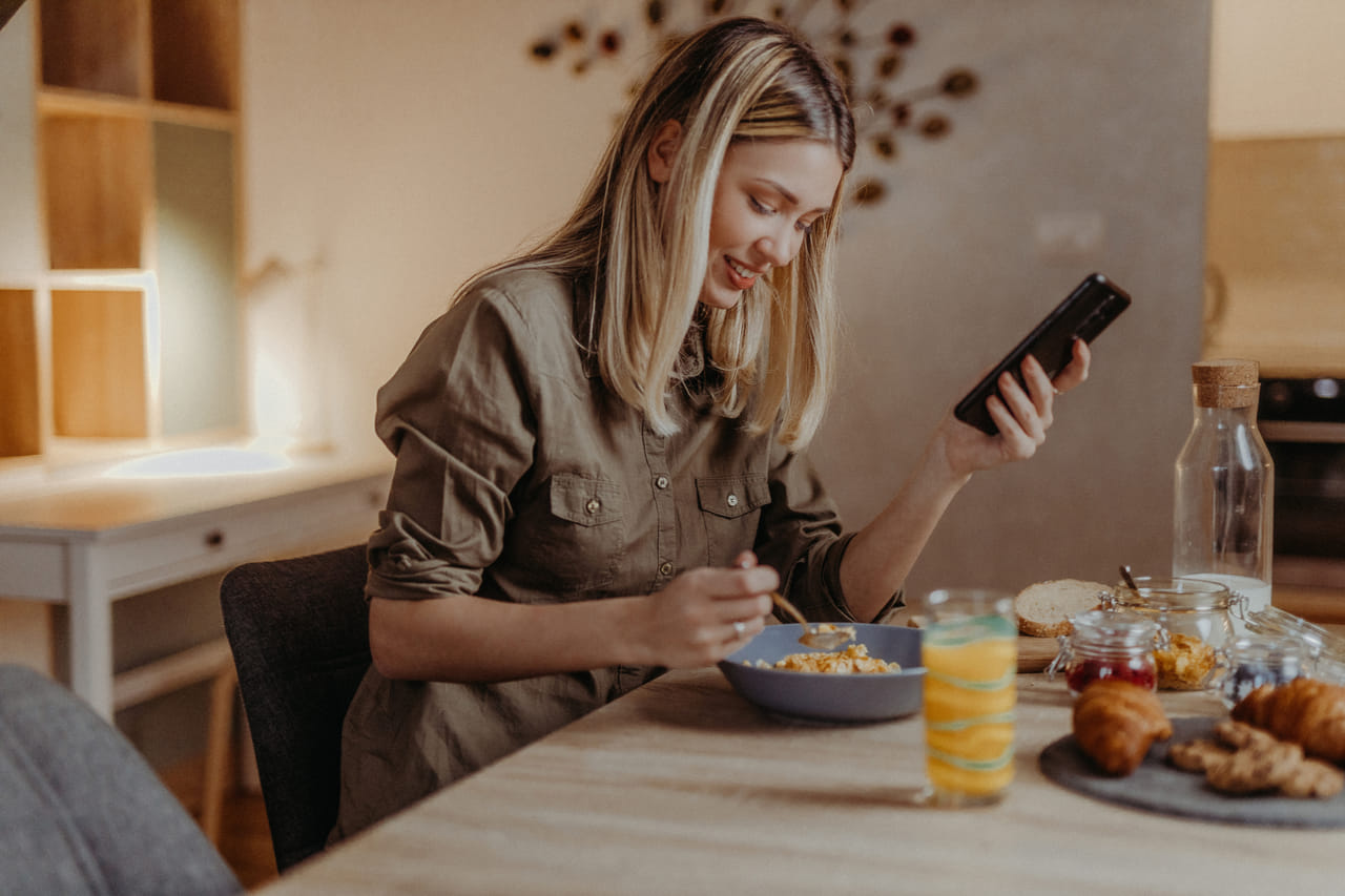 കഴിവതും ഭക്ഷണം കഴിക്കുമ്പോൾ മൊബോൽ ഫോൺ, ടിവി തുടങ്ങിയ കാര്യങ്ങൾ ഒഴിവാക്കി, ഭക്ഷണത്തിൽ മാത്രം ശ്രദ്ധ കേന്ദ്രീകരിക്കുക. ഫോണിനായി വാശിപ്പിടിക്കുന്ന കുട്ടികളെ കളിയിലൂടെയും മറ്റ് വിനോദങ്ങളിലൂടെയും ഭക്ഷണം കഴിപ്പിക്കുക. നിങ്ങൾ തന്നെ നിങ്ങളുടെ കുട്ടിയുടെ ആരോഗ്യത്തെ നശിപ്പിക്കുന്ന രീതിയാണ് ഫോണുപയോഗം. (Image Credits: Getty Images)