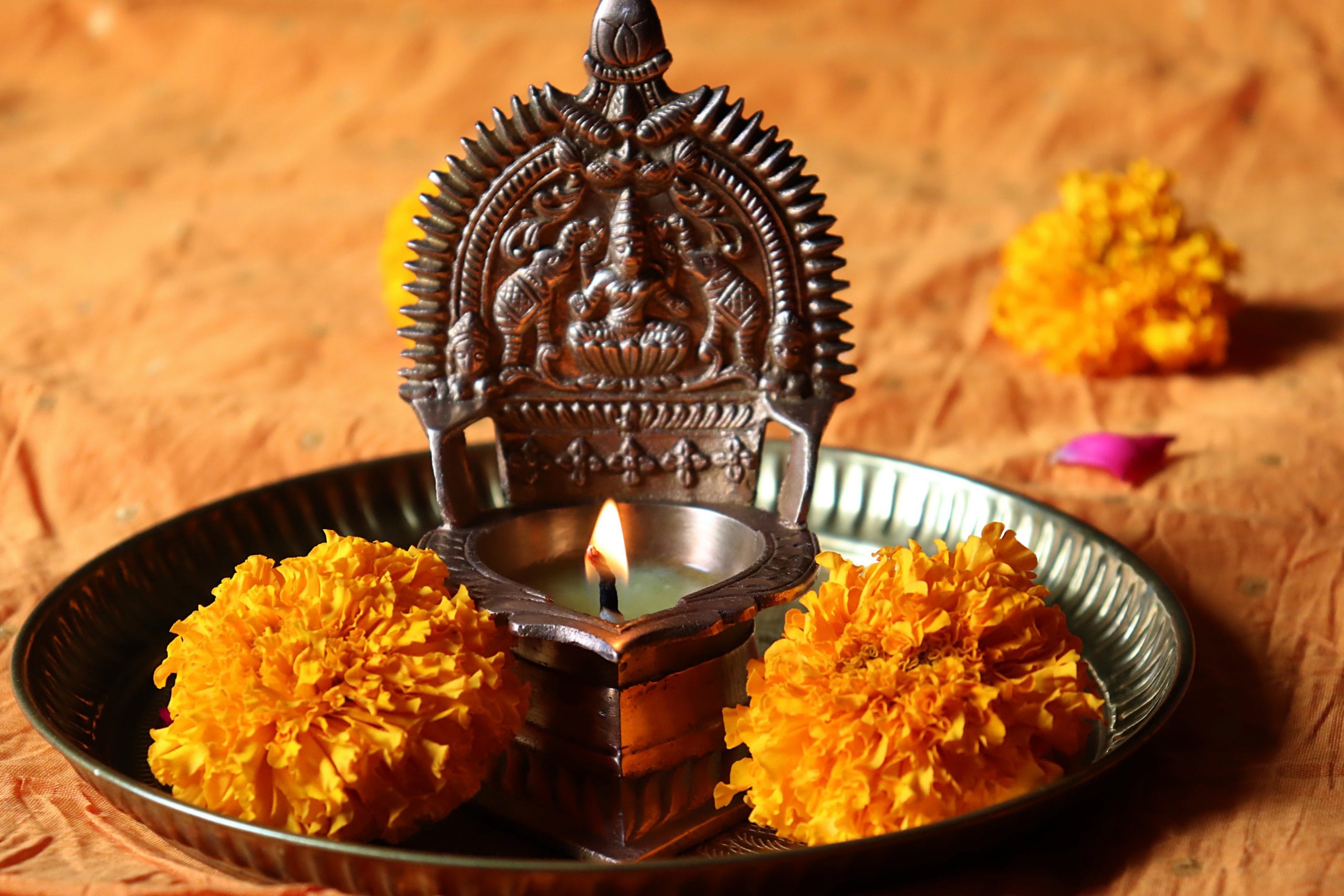 രാവിലെ കിഴക്ക് ദർശനമായി വെച്ചുവേണം വിളക്ക് തെളിയിക്കേണ്ടത്. അതും ഇത്തരത്തിൽ പറഞ്ഞ പോലെ വേണം ഒറ്റയാണെങ്കിൽ കത്തിക്കേണ്ടത്. കൂടാതെ മൂന്നും അഞ്ചും തിരികളും വീട്ടിൽ കത്തിക്കാവുന്നതാണ്. മൂന്നു തിരിയിട്ടാണ് വിളക്ക് കത്തിക്കുന്നതെങ്കിൽ കിഴക്ക് പടിഞ്ഞാറ് വടക്ക് എന്ന രീതികൾ തെരഞ്ഞെടുക്കാം. (Credits: Getty Images)