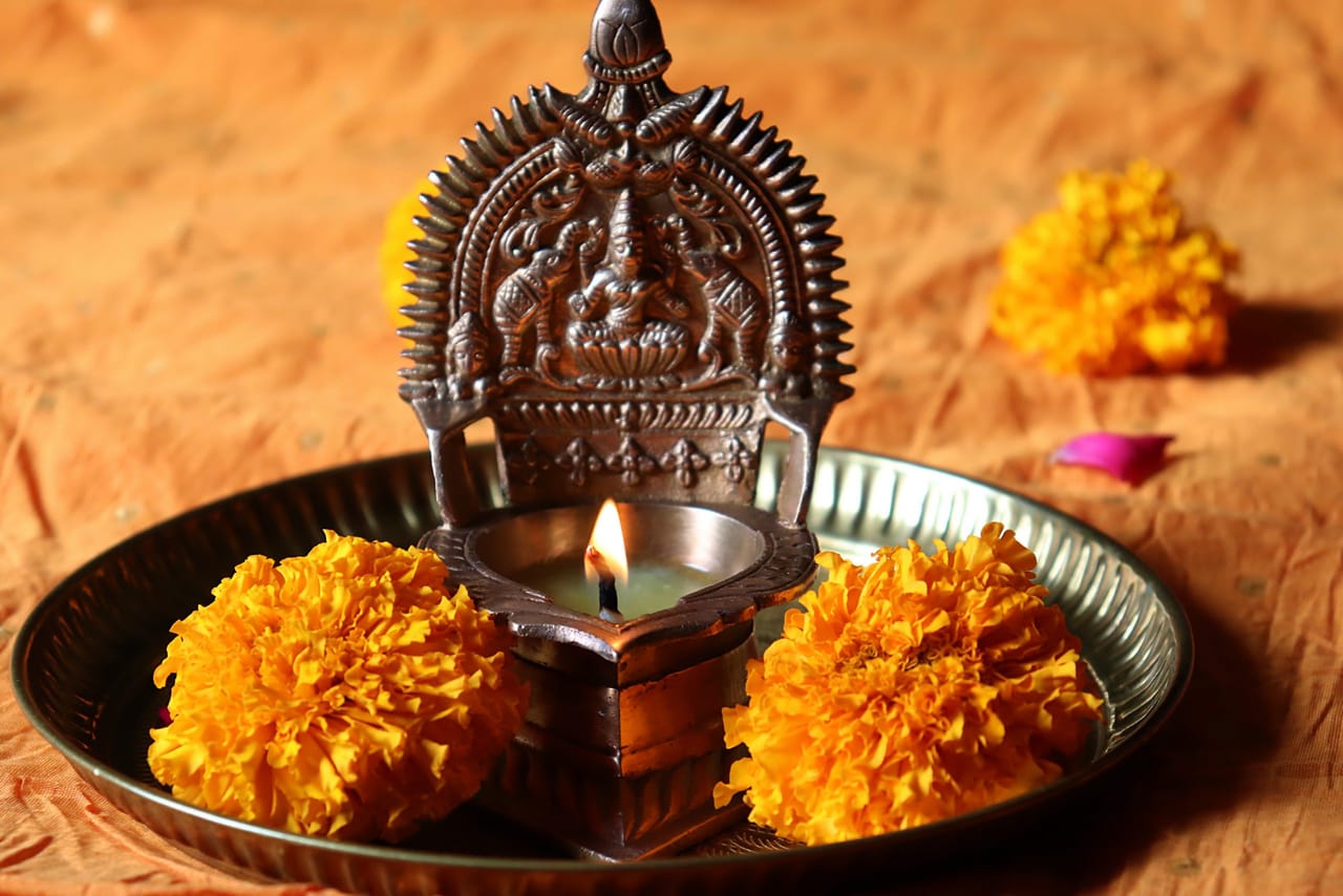 രാവിലെ കിഴക്ക് ദർശനമായി വെച്ചുവേണം വിളക്ക് തെളിയിക്കേണ്ടത്. അതും ഇത്തരത്തിൽ പറഞ്ഞ പോലെ വേണം ഒറ്റയാണെങ്കിൽ കത്തിക്കേണ്ടത്. കൂടാതെ മൂന്നും അഞ്ചും തിരികളും വീട്ടിൽ കത്തിക്കാവുന്നതാണ്. മൂന്നു തിരിയിട്ടാണ് വിളക്ക് കത്തിക്കുന്നതെങ്കിൽ കിഴക്ക് പടിഞ്ഞാറ് വടക്ക് എന്ന രീതികൾ തെരഞ്ഞെടുക്കാം. (Credits: Getty Images)