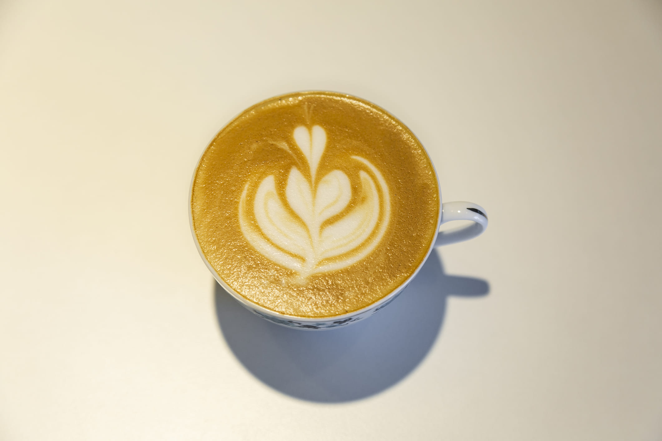 ഊർജ്ജ നില: നെയ്യ് ആരോഗ്യകരമായ കൊഴുപ്പുകളുടെ, പ്രത്യേകിച്ച് ബ്യൂട്ടറേറ്റിന്റെ, സമ്പന്നമായ ഒരു ഉറവിടമാണ്. ശരീരത്തിൻ്റെ ഊർജ്ജത്തിന് ഇവ അത്യാവശ്യമാണ്. നെയ്യ് കാപ്പിയുമായി യോജിക്കുമ്പോൾ, കൂടുതൽ ഊർജ്ജം ലഭിക്കുന്നു. ജേണൽ ഓഫ് ന്യൂട്രീഷണൽ ബയോകെമിസ്ട്രിയിലെ ഒരു പഠനം അനുസരിച്ച്, ബ്യൂട്ടറേറ്റ് ഊർജ്ജം മെച്ചപ്പെടുത്തുന്നതിൽ ഒരു പങ്കു വഹിക്കുന്നുവെന്നും കാപ്പിയുമായി ചേരുമ്പോൾ അതിന്റെ ഗുണം ഇരട്ടിയാകുമെന്നും പറയുന്നു. (Image Credits: Getty Images)
