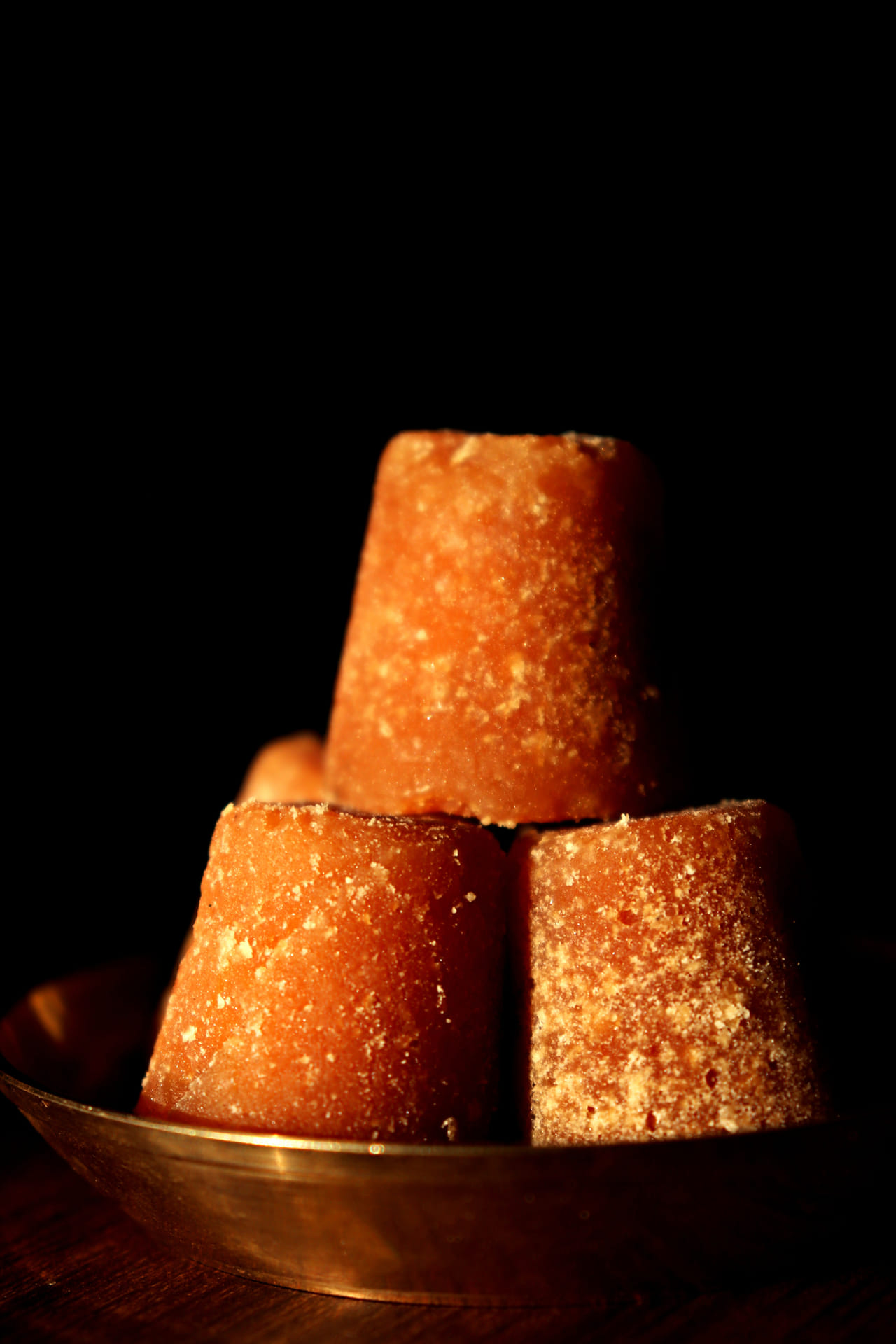 സൂര്യപ്രകാശം ഏൽക്കരുത്: സൂര്യപ്രകാശത്തിൽ നിന്നും ചൂടിൽ നിന്നും മാറ്റി വയ്ക്കുക. തണുത്ത ഇരുണ്ട സ്ഥലത്ത് ശർക്കര സൂക്ഷിക്കുക. നേരിട്ടുള്ള സൂര്യപ്രകാശം കാഠിന്യം വർദ്ധിപ്പിക്കുകയും രുചിയിൽ മാറ്റം വരുത്തുകയും ചെയ്യും. അടുക്കളയിലെ ഷെൽഫുകളാണ് ഏറ്റവും അനുയോജ്യയ സ്ഥലം. ഇങ്ങനെ സൂക്ഷിച്ചാൽ ശർക്കര വളരെക്കാലം കേടുകൂടാതിരിക്കും. (Image Credits: Getty Images)