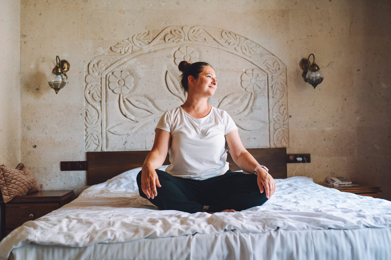 പ്രഭാതഭക്ഷണം കഴിക്കാതിരിക്കുക: തിരക്കേറിയ പ്രാഭാതങ്ങളിൽ ഭക്ഷണം ഒഴിവാക്കുന്നത് പലരുടെയും ശീലമാണ്. എന്നാൽ ഇത് നിങ്ങളുടെ ശരീരത്തിന് സമ്മർദ്ദം ചെലുത്തുകയും, കോർട്ടിസോളിന്റെ അളവ് വർദ്ധിപ്പിക്കുകയും, മെറ്റബോളിസത്തെ മന്ദഗതിയിലാക്കുകയും ചെയ്യുന്നു. കാലക്രമേണ, ഇത് ചർമ്മത്തിന്റെ ആരോഗ്യത്തെയും, ഊർജ്ജ നിലയെയും ചെറുപ്രായത്തിൽ തന്നെ പ്രായമുള്ളതായി തോന്നിപ്പിക്കുകയും ചെയ്യുന്നു.