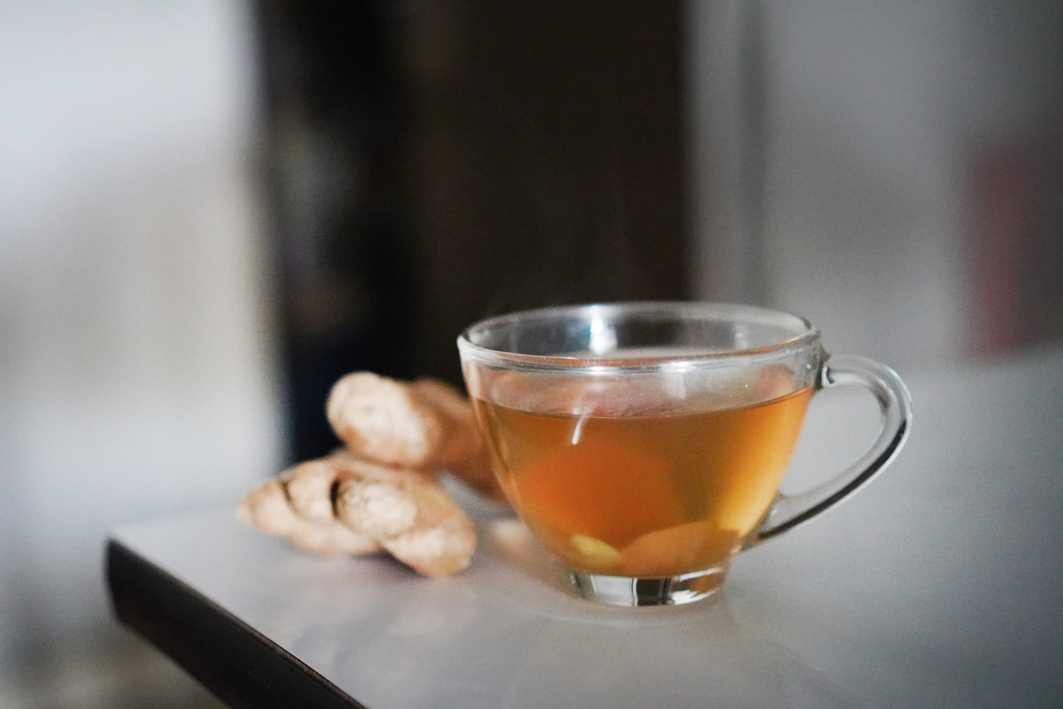 ഇഞ്ചിയിലുള്ള ആന്റിഓക്‌സിഡന്റുകൾ, പ്രത്യേകിച്ച് സ്ഥിരമായി കഴിക്കുമ്പോൾ ശരീരത്തിന്റെ പ്രതിരോധ സംവിധാനം മികച്ചതാക്കുന്നു. ഒ തൊണ്ടയിലെ അസ്വസ്ഥത കുറയ്ക്കാനും, ജലദോഷത്തിന് മുമ്പ് ഉണ്ടാകുന്ന അസ്വസ്ഥതകൾ ശമിപ്പിക്കാനും, സീസണൽ രോ​ഗങ്ങളെ അകറ്റി നിർത്താനും സഹായിക്കുന്നു. വൈദ്യചികിത്സയ്ക്ക് പകരമല്ലെങ്കിലും, ഇഞ്ചി വെള്ളം ശ്വസനാരോ​ഗ്യം വരെ മെച്ചപ്പെടുത്തുന്നു. (Image credits: Getty Images)
