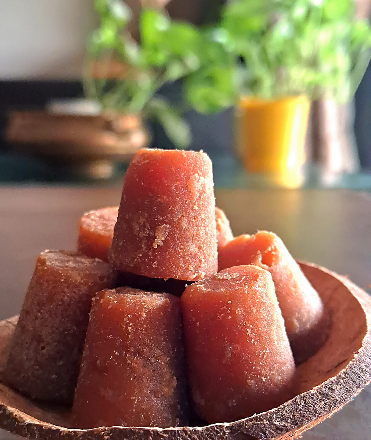 ശർക്കരയില്ലാത്ത ഏത് വീടാണുള്ളത്. പല മധുര പലഹാരങ്ങളിലെയും പ്രധാന ചേരുവയാണ് ശർക്കര. പഞ്ചസാരയെക്കാൾ അപകടസാധ്യത കുറവായതിനാൽ പ്രമേഹ രോഗികൾക്ക് പോലും ധൈര്യമായി കഴിക്കാവുന്ന ഒന്നാണ് ശർക്കര. എന്നാൽ ശരിയായ രീതിയിൽ സൂക്ഷിച്ചില്ലെങ്കിൽ കേടാകാനും പൂപ്പൽ ബാധിക്കാനും, രുചിയും ഘടനയിലും മാറ്റം വരാനും സാധ്യത വളരെ കൂടുതലാണ്. ശർക്കര സൂക്ഷിക്കേണ്ട ചില പൊടികൈകൾ എന്തെല്ലാമെന്ന് നോക്കാം. (Image Credits: Getty Images)