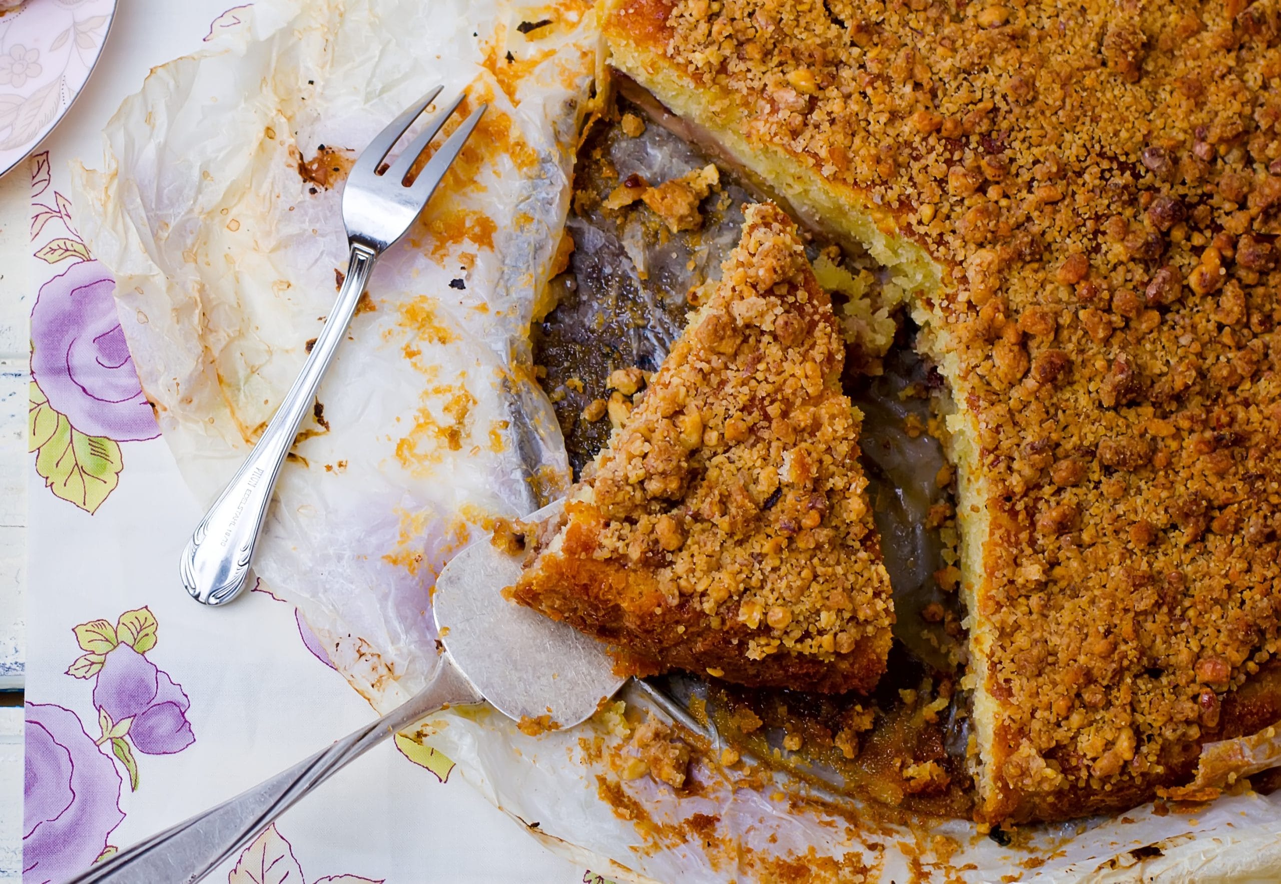 കേക്ക് മുറിക്കാൻ ഉപയോഗിക്കുന്ന കത്തി വൃത്തിയുള്ളതാകണം. നനവ് ഉള്ള കത്തിയോ കൈകളോ ഉപയോഗിച്ച് കേക്ക് മുറിച്ച് മാറ്റരുത്. ആൽക്കഹോൾ ചേർക്കാത്ത പ്ലം കേക്ക് വേഗത്തിൽ വരണ്ടുപോകാനുള്ള സാധ്യത കൂടുതലാണ്. അതിനാൽ അത് നന്നായി പൊതിഞ്ഞുവേണം സൂക്ഷിക്കാൻ. ഫോയിൽ ഉപയോഗിച്ച് വായു കടക്കാത്ത പാത്രത്തിൽ പിന്നീട് സൂക്ഷിച്ച് വയ്ക്കുക. (Image Credits: Getty Images)