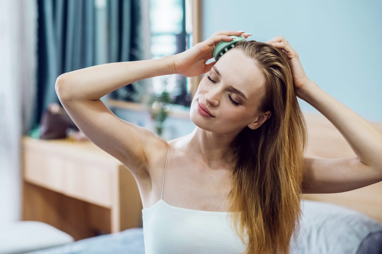 മുടി സംരക്ഷണം വളരെ പ്രധാനമാണ്. മുടിയിൽ എണ്ണതേക്കുന്നത് മുടി വളർച്ചയെ സഹായിക്കുമെന്ന് വിശ്വസിക്കുന്നവരാണ് നമ്മളിൽ പലരും. ചിലപ്പോഴെങ്കിലും നമ്മളിൽ സംശയം വരുത്തിയ ഒരു കാര്യമാണ്, മുടിയിൽ എപ്പോഴാണ് എണ്ണ തേക്കണ്ടതെന്ന്. ഒരിക്കലും എണ്ണ തേച്ചതുകൊണ്ട് മാത്രമല്ല മുടി വളരുന്നത്. യഥാർത്ഥത്തിൽ എണ്ണ തേക്കുന്നത് മുടി വളർച്ചയ്ക്ക് അനുയോജ്യമായ അന്തരീക്ഷം സൃഷ്ടിക്കുന്ന എന്നതാണ്. (Image Credits: Getty Images)
