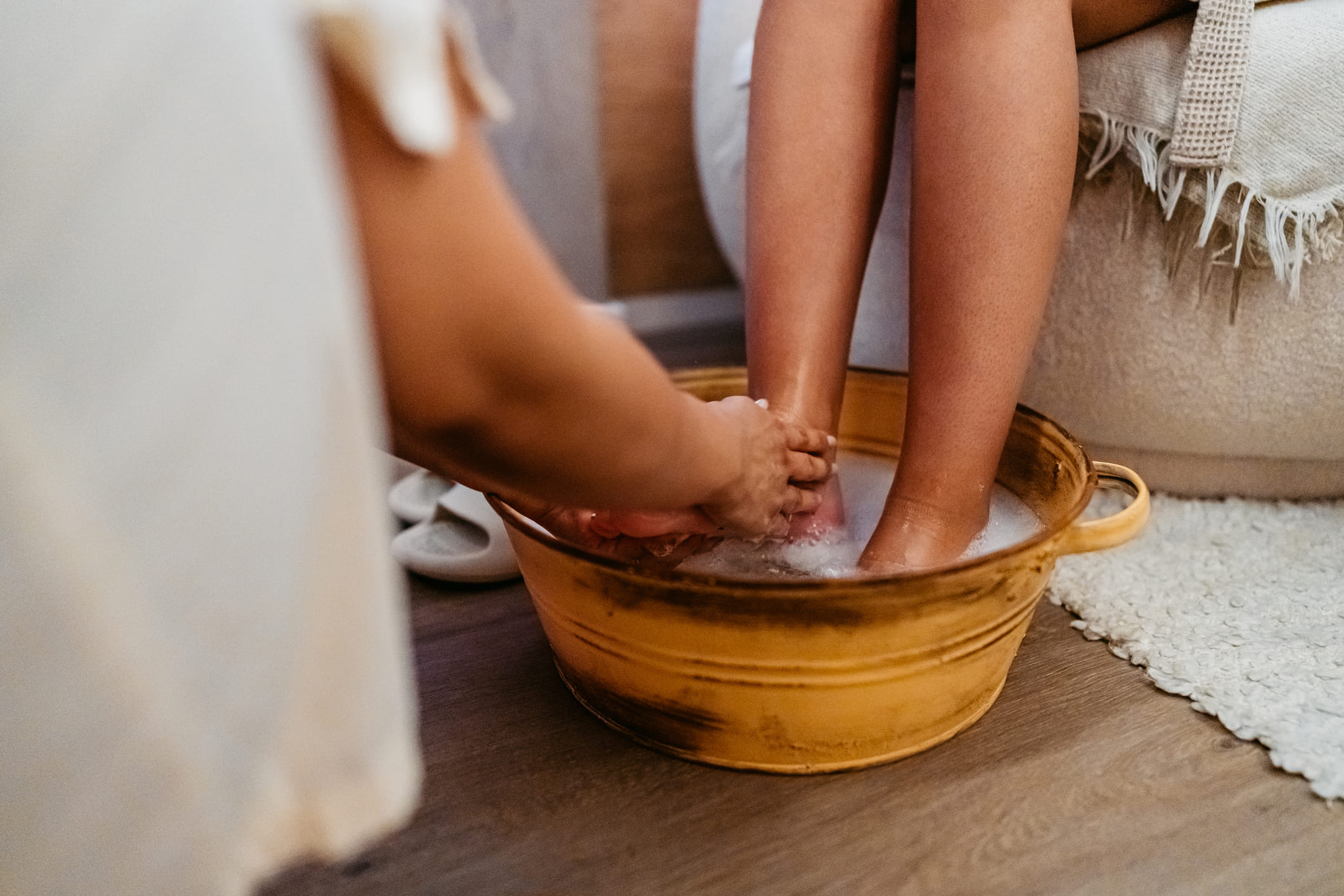 ഇത്തരം അസുഖങ്ങൾ ഇല്ലാത്തവർ ഉറങ്ങുന്നതിനുമുമ്പ് ചൂടുവെള്ളത്തിൽ കാൽ മുക്കിവെയ്ക്കുന്നത് സമ്മർദ്ദം ലഘൂകരിക്കുകയും അതുവഴി  ഉറക്കം മെച്ചപ്പെടുത്തുകയും ചെയ്യുന്നു. വീക്കം കുറയ്ക്കാനും പ്ലാൻ്റാർ ഫാസിയൈറ്റിസ്, ആർത്രൈറ്റിസ് തുടങ്ങിയ പ്രശ്നങ്ങൾ മൂലമുള്ള അസ്വസ്ഥതകൾ കുറയ്ക്കാൻ ഇളം ചൂടുവെള്ളത്തിൽ കാലുകൾ മുക്കി വെയ്ക്കുന്നത് സഹായിക്കും. (​Image Credits: Getty Images)
