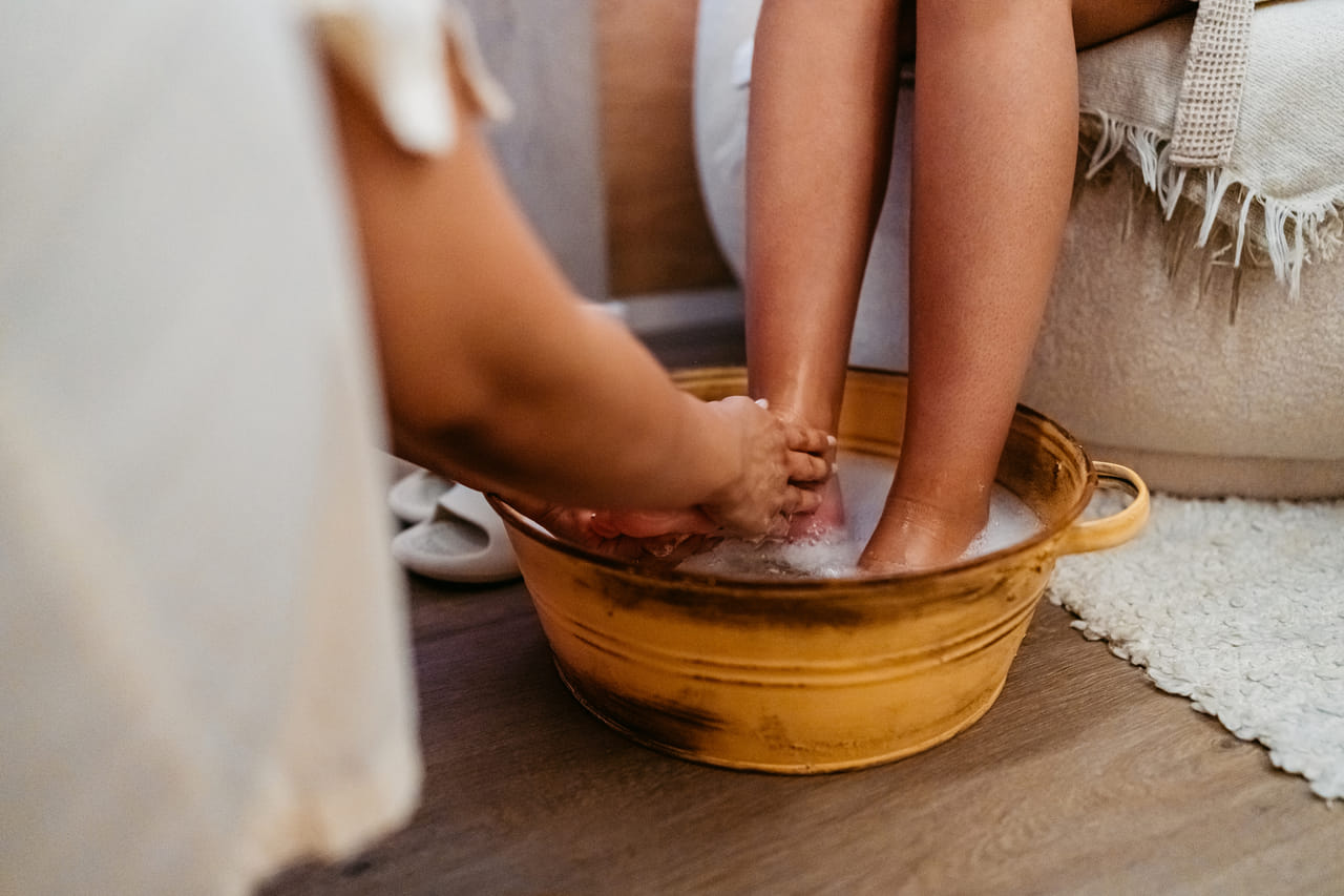 ഇത്തരം അസുഖങ്ങൾ ഇല്ലാത്തവർ ഉറങ്ങുന്നതിനുമുമ്പ് ചൂടുവെള്ളത്തിൽ കാൽ മുക്കിവെയ്ക്കുന്നത് സമ്മർദ്ദം ലഘൂകരിക്കുകയും അതുവഴി ഉറക്കം മെച്ചപ്പെടുത്തുകയും ചെയ്യുന്നു. വീക്കം കുറയ്ക്കാനും പ്ലാൻ്റാർ ഫാസിയൈറ്റിസ്, ആർത്രൈറ്റിസ് തുടങ്ങിയ പ്രശ്നങ്ങൾ മൂലമുള്ള അസ്വസ്ഥതകൾ കുറയ്ക്കാൻ ഇളം ചൂടുവെള്ളത്തിൽ കാലുകൾ മുക്കി വെയ്ക്കുന്നത് സഹായിക്കും. (Image Credits: Getty Images)