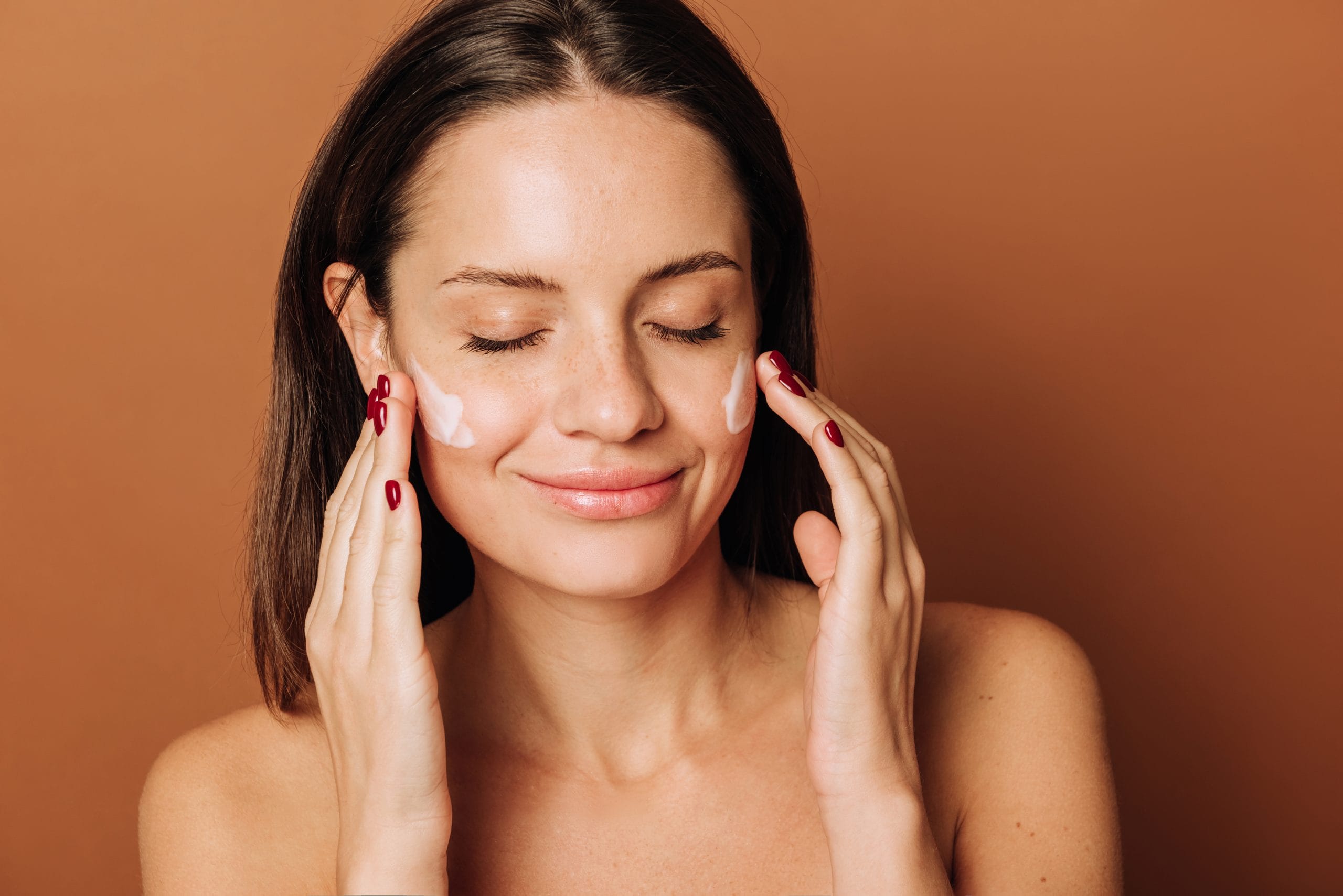 നിങ്ങൾക്ക് അനുയോജ്യമായ മോയ്‌സ്ചറൈസർ ഉപയോഗിക്കുക. മുഖക്കുരു വരാൻ സാധ്യതയുണ്ടെങ്കിൽ, എണ്ണമയമില്ലാത്ത മോയ്‌സ്ചറൈസർ തിരഞ്ഞെടുക്കുക. സൂര്യപ്രകാശം ഏൽക്കാതെ ശ്രദ്ധിക്കുക. എല്ലാ ദിവസവും സൺസ്ക്രീൻ ഉപയോ​ഗിക്കുക. സൂര്യതാപം ഏൽക്കുന്നതിലൂടെ ടാനിം​ങ് ഉണ്ടാവുകയും ചർമ്മത്തിൽ വാർദ്ധക്ക്യ ലക്ഷണങ്ങൾ പ്രകടമാകുകയും ചെയ്യും. (Image Credits: Getty Images)
