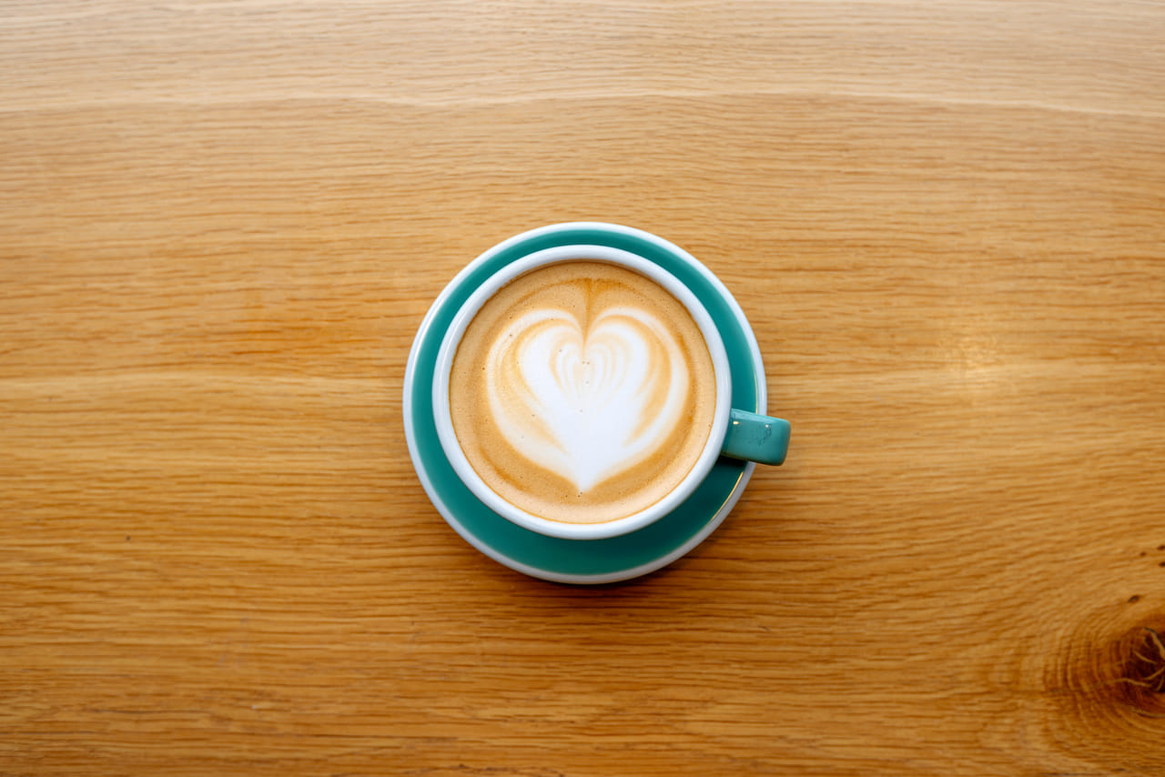 ശരീരഭാരം നിയന്ത്രിക്കാൻ: നെയ്യൊഴിച്ച കാപ്പി കുടിക്കുന്നതിലൂടെ ഒരു പരിധിവരെ വിശപ്പ് നിയന്ത്രിക്കാൻ സാധിക്കുന്നു. ഇതിലെ ആരോഗ്യകരമായ കൊഴുപ്പുകൾ വിശപ്പ് നിയന്തിര്ച്ച്, ശരീരത്തിലെ കൊഴുപ്പിനെ കത്തിച്ച് ഊർജ്ജം നൽകുന്ന കീറ്റോസിസിനെ പിന്തുണയ്ക്കുകയും ചെയ്യുന്നു. ഒബിസിറ്റി റിവ്യൂസിലെ ഒരു പഠനമനുസരിച്ച്, നെയ്യ് കാപ്പിയിൽ കാണപ്പെടുന്ന മീഡിയം-ചെയിൻ ട്രൈഗ്ലിസറൈഡുകൾ (എംസിടികൾ) ശരീരഭാരം നിയന്ത്രിക്കാൻ സഹായിക്കുന്നു. (Image Credits: Getty Images)