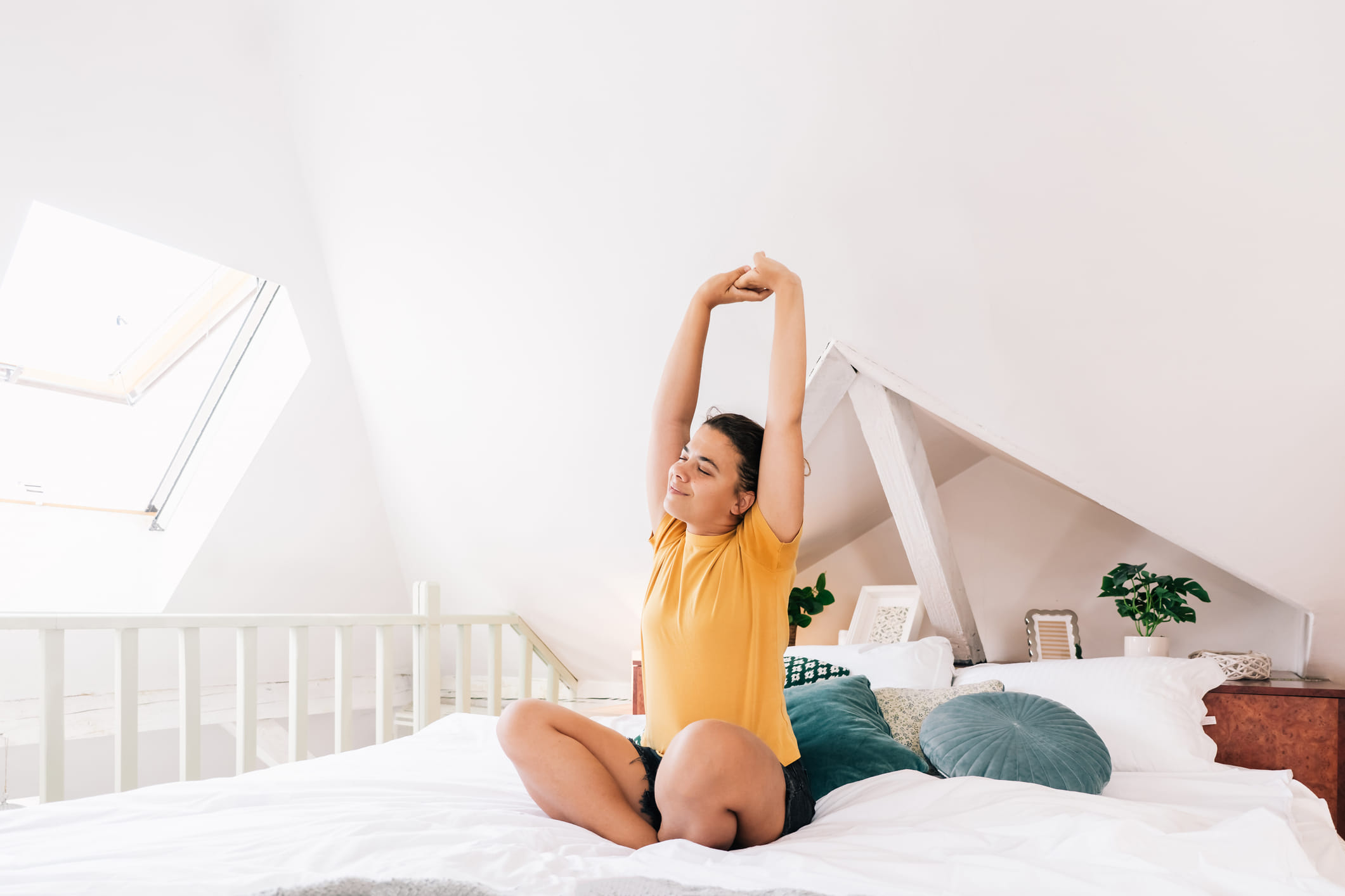 ഒരു ദിവസം എങ്ങനെ ആരംഭിക്കുന്ന എന്നത് വളരെ പ്രധാനമായ കാര്യമാണ്. ചില ശീലങ്ങൾ നമ്മൾ പോലും അറിയാതെ നമുക്ക് ദോഷകരമായി മാറുന്നു. അവ ആരോഗ്യത്തെയും അതുപോലെ ചർമ്മത്തെയും ഒരുപോലെ ബാധിക്കുന്നു. അത്തരത്തിൽ നിങ്ങളുടെ ചർമ്മത്തിന് പ്രായം കൂടുതൽ തോന്നിപ്പിക്കുന്ന ചില മോശം ശീലങ്ങൾ എന്തെല്ലാമെന്ന് നോക്കിയാലോ. (Image Credits: Getty Images)