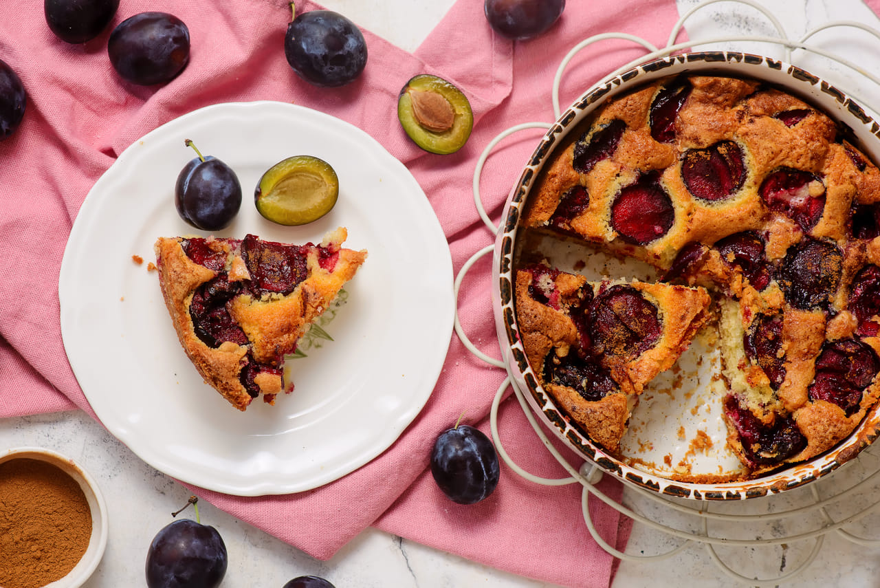 പൊതിഞ്ഞുവച്ച കേക്ക് ഒരു വായു കടക്കാത്ത പാത്രത്തിൽ വയ്ക്കുക. സൂര്യപ്രകാശം, ചൂട്, ഈർപ്പം എന്നിവയിൽ നിന്ന് അകറ്റി നിർത്താൻ ശ്രമിക്കുക. എല്ലായിപ്പോഴും റഫ്രിജറേറ്ററിൽ സൂക്ഷിക്കണമെന്നില്ല. എന്നാൽ കാലാവസ്ഥയ്ക്ക് അനുസരിച്ച് ചില സാഹചര്യങ്ങളിൽ ഫ്രിഡ്ജിൽ വയക്കുന്നതാകും നല്ലത്. (Image Credits: Getty Images)