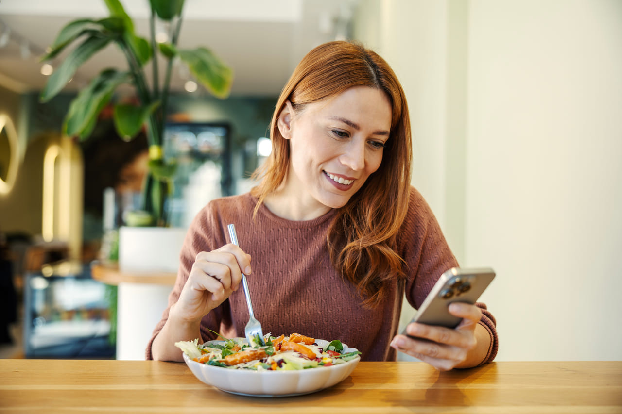 കൊച്ചുകുട്ടികൾക്ക് ഭക്ഷണം കൊടുക്കുമ്പോൾ മാതാപിതാക്കൾ മൊബൈൽ ഫോണുകളിൽ കാർട്ടൂണുകളും മറ്റ് വിനോദങ്ങളും കാണിച്ചാണ് ആഹാരം കഴിപ്പിക്കുന്നത്. ഇത്തരത്തിൽ രുചിയും മണവും തിരിച്ചറിയാതെ ഭക്ഷണം കഴിക്കുന്നത് നമ്മുടെ ആരോഗ്യത്തെ സാരമായി തന്നെ ബാധിക്കുമെന്നതാണ് യാതാർത്ഥ്യം. (Image Credits: Getty Images)