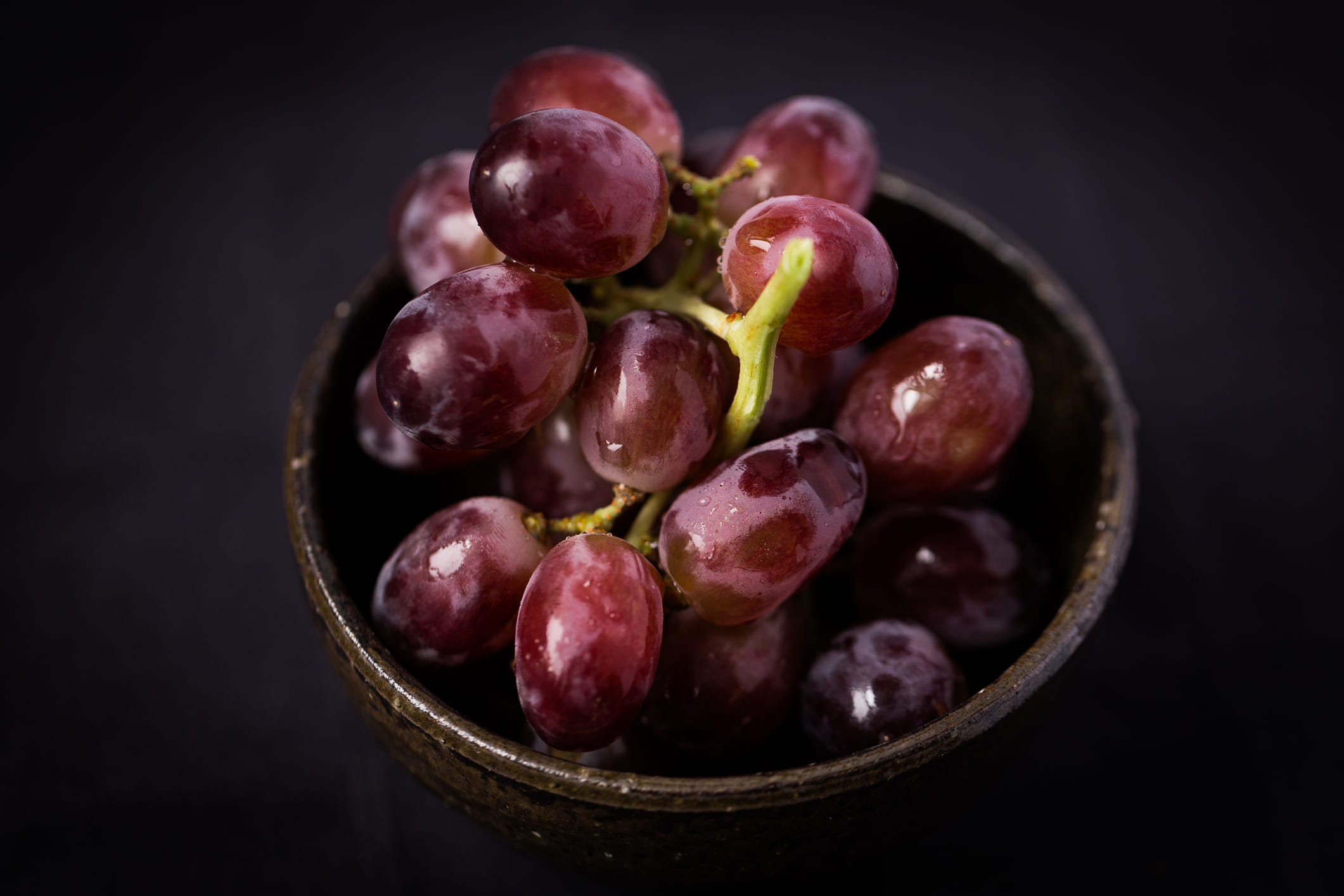 ചുവന്ന മുന്തിരി റെസ്വെറാട്രോളിന്റെ ഉറവിടമാണ്. ഇത് ഹൃദയാരോഗ്യം മെച്ചപ്പെടുത്താൻ സഹായിക്കുന്ന ഒരു ആന്റിഓക്സിഡന്റാണ്. ഇതിലെ പോളിഫെനോളുകൾ ഓക്സിഡേറ്റീവ് സമ്മർദ്ദത്തെ ചെറുക്കാൻ സഹായിക്കുകയും വിട്ടുമാറാത്ത രോഗങ്ങളുടെ സാധ്യത കുറയ്ക്കുകയും ചെയ്യും. കൂടാതെ ഇവയ്ക്ക് രക്തസമ്മർദ്ദം കുറയ്ക്കാനുള്ള കഴിവുമുണ്ട്. (Image Credits: Getty Images)