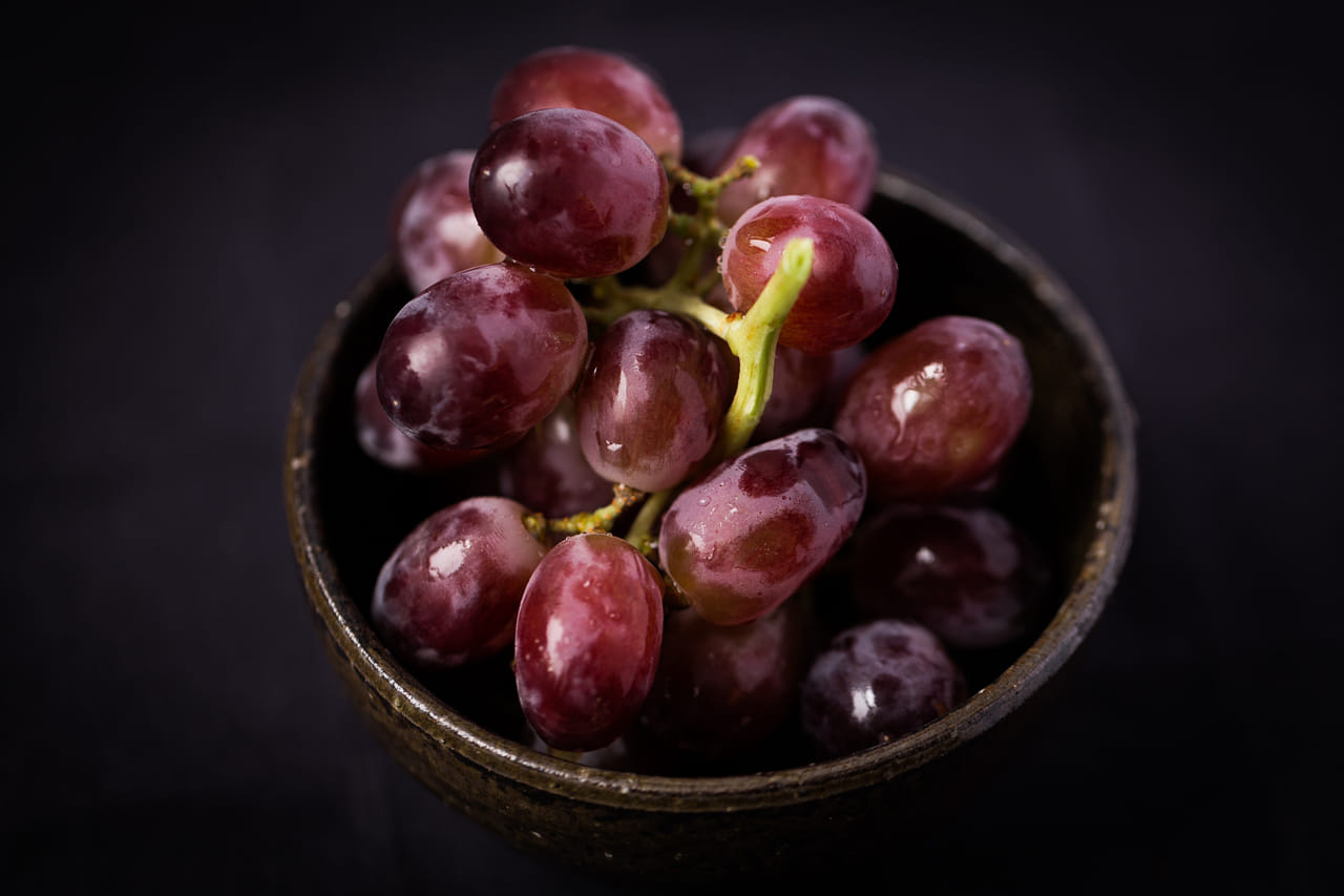 ചുവന്ന മുന്തിരി റെസ്വെറാട്രോളിന്റെ ഉറവിടമാണ്. ഇത് ഹൃദയാരോഗ്യം മെച്ചപ്പെടുത്താൻ സഹായിക്കുന്ന ഒരു ആന്റിഓക്‌സിഡന്റാണ്.  ഇതിലെ പോളിഫെനോളുകൾ ഓക്‌സിഡേറ്റീവ് സമ്മർദ്ദത്തെ ചെറുക്കാൻ സഹായിക്കുകയും വിട്ടുമാറാത്ത രോഗങ്ങളുടെ സാധ്യത കുറയ്ക്കുകയും ചെയ്യും.  കൂടാതെ ഇവയ്ക്ക് രക്തസമ്മർദ്ദം കുറയ്ക്കാനുള്ള കഴിവുമുണ്ട്.  (Image Credits: Getty Images)