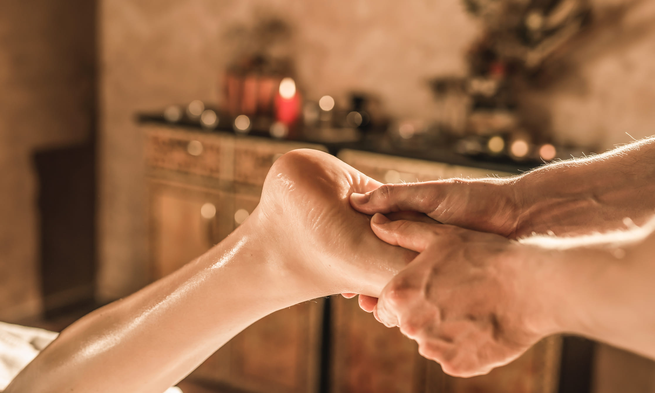 ചിലർ ഈ ചൂടുവെള്ളത്തിൽ അല്പം ഉപ്പും ചേർക്കാറുണ്ട്. എന്നാൽ പ്രമേഹരോ​ഗികൾക്ക് ഈ ശീലം അത്ര നല്ലതല്ല. പാദങ്ങളിലേക്ക് ശരിയായി രക്തചക്രമണം നടക്കാത്ത ആളുകൾ ഈ ശീലം ഒഴിവാക്കുന്നതാണ് നല്ലത്. കാരണം, രക്തപ്രവാഹത്തിലെ പെട്ടെന്നുള്ള മാറ്റം വേദനയും വീക്കവും വർദ്ധിപ്പിക്കുന്നു.  (​Image Credits: Getty Images)
